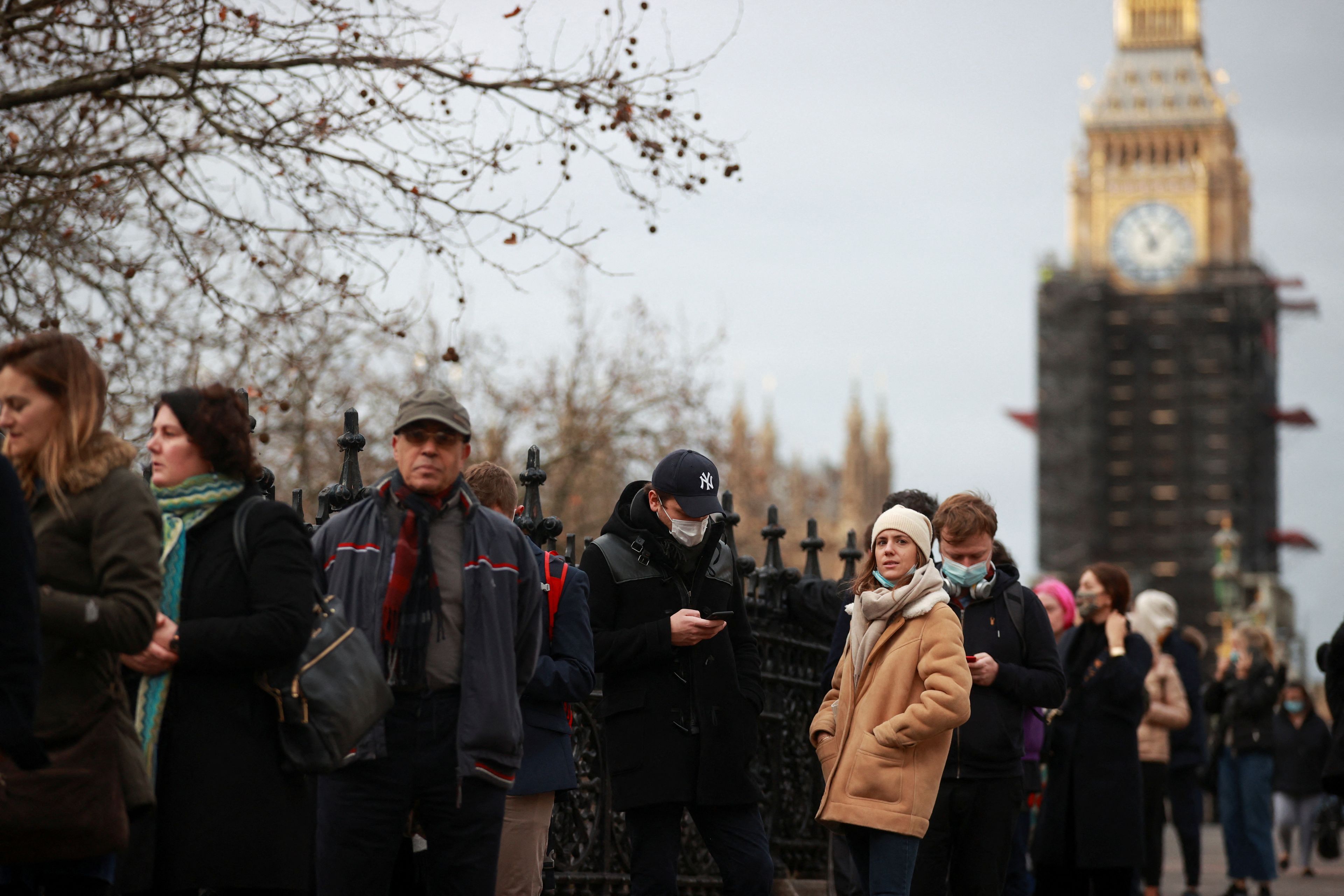 Una fila de gente espera para recibir su vacuna contra el COVID-19, en Londres (Reino Unido).