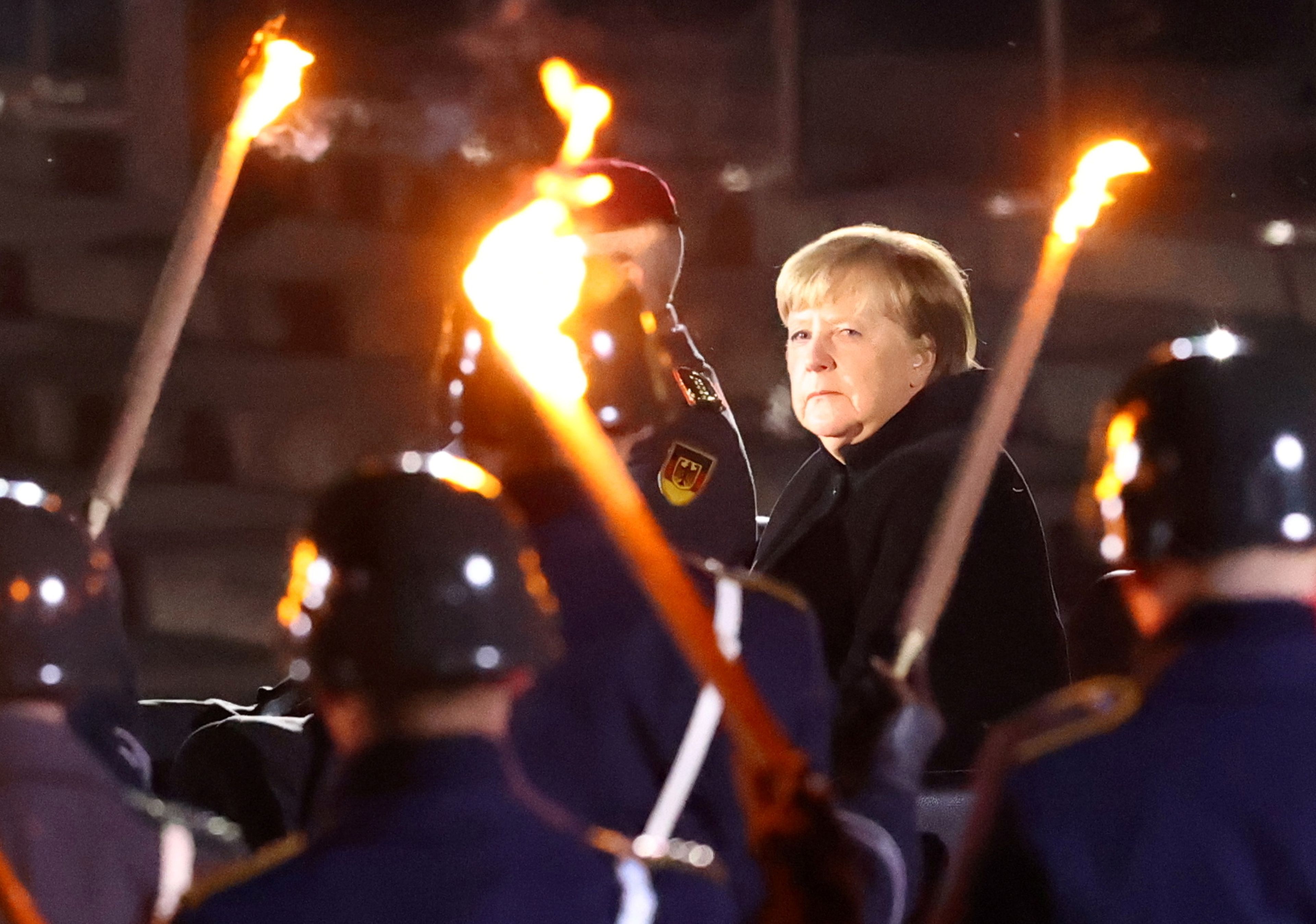 El Ejército alemán despidió ayer a Angela Merkel unos días antes de su salida de la cancillería un desfile militar con antorchas y rosas rojas.