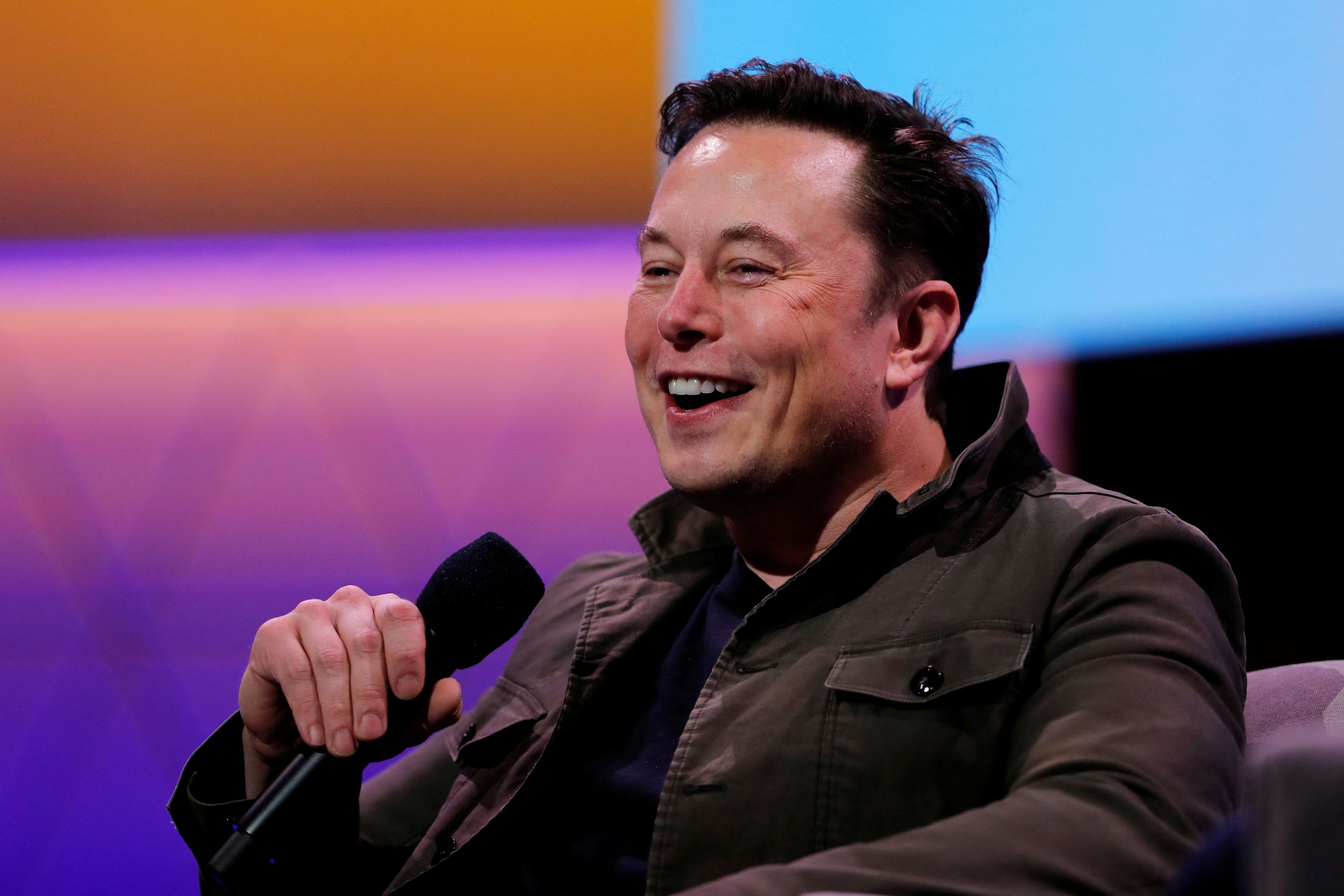 Elon Musk hablando en una charla