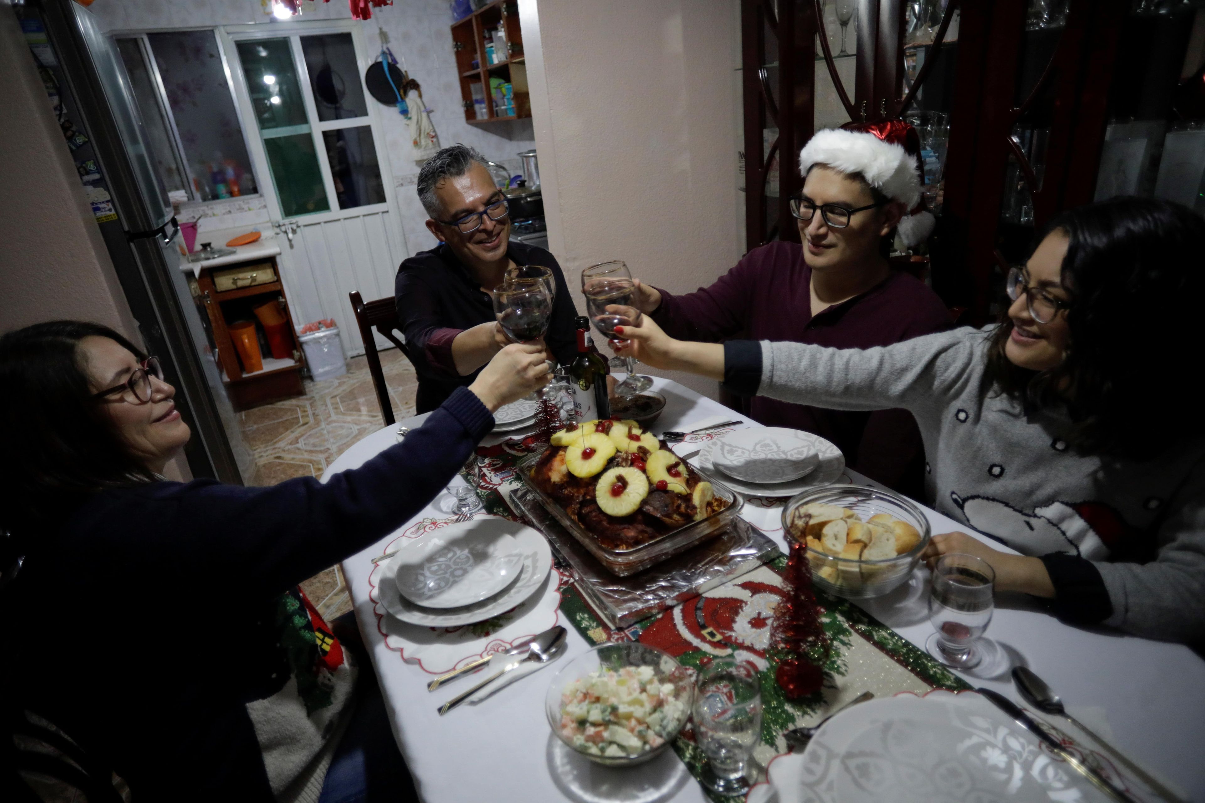 Una familia cena en Navidad en Méjico