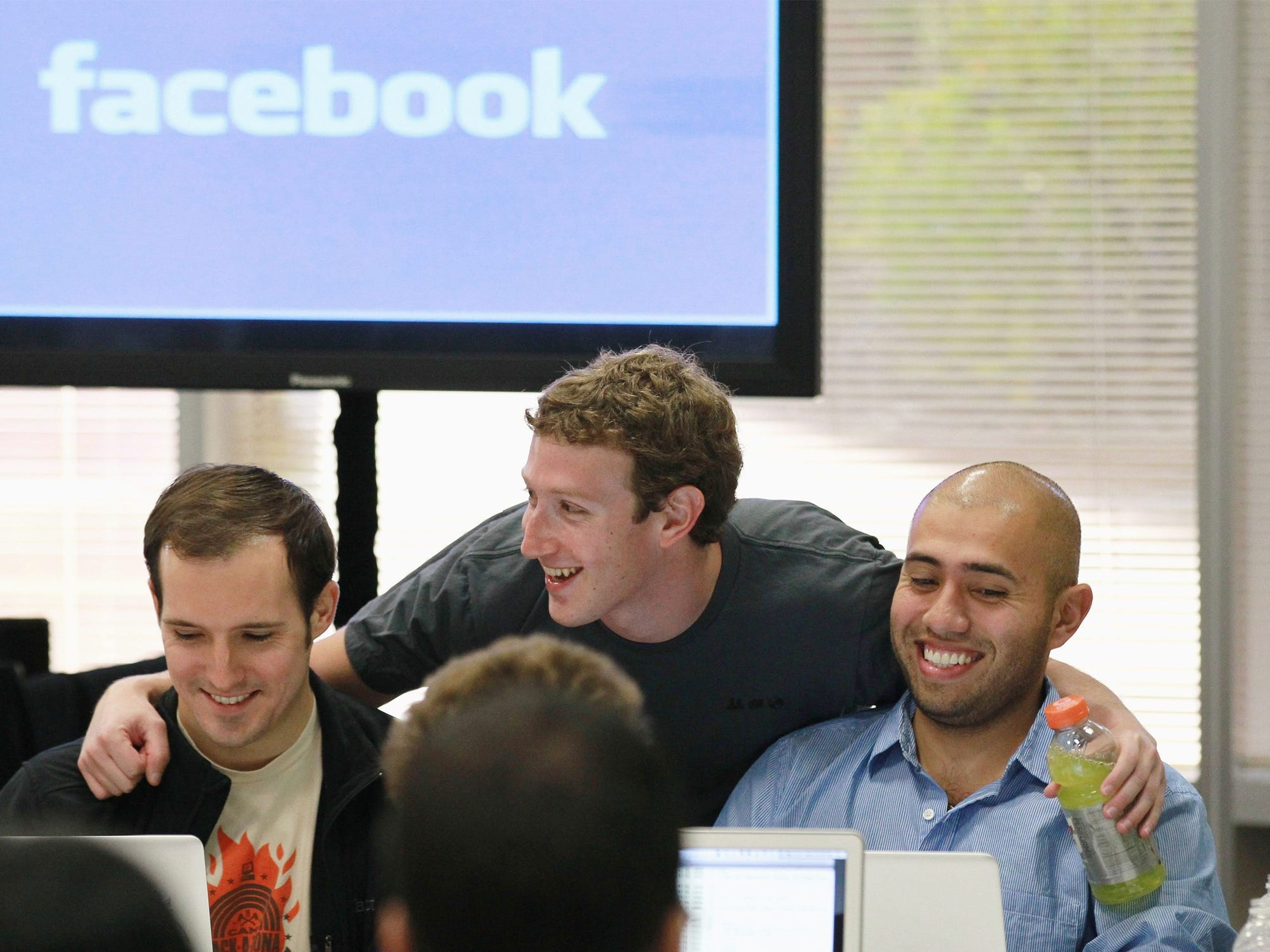 El fundador y CEO de Facebook, Mark Zuckerberg, con unos empleados en 2010.