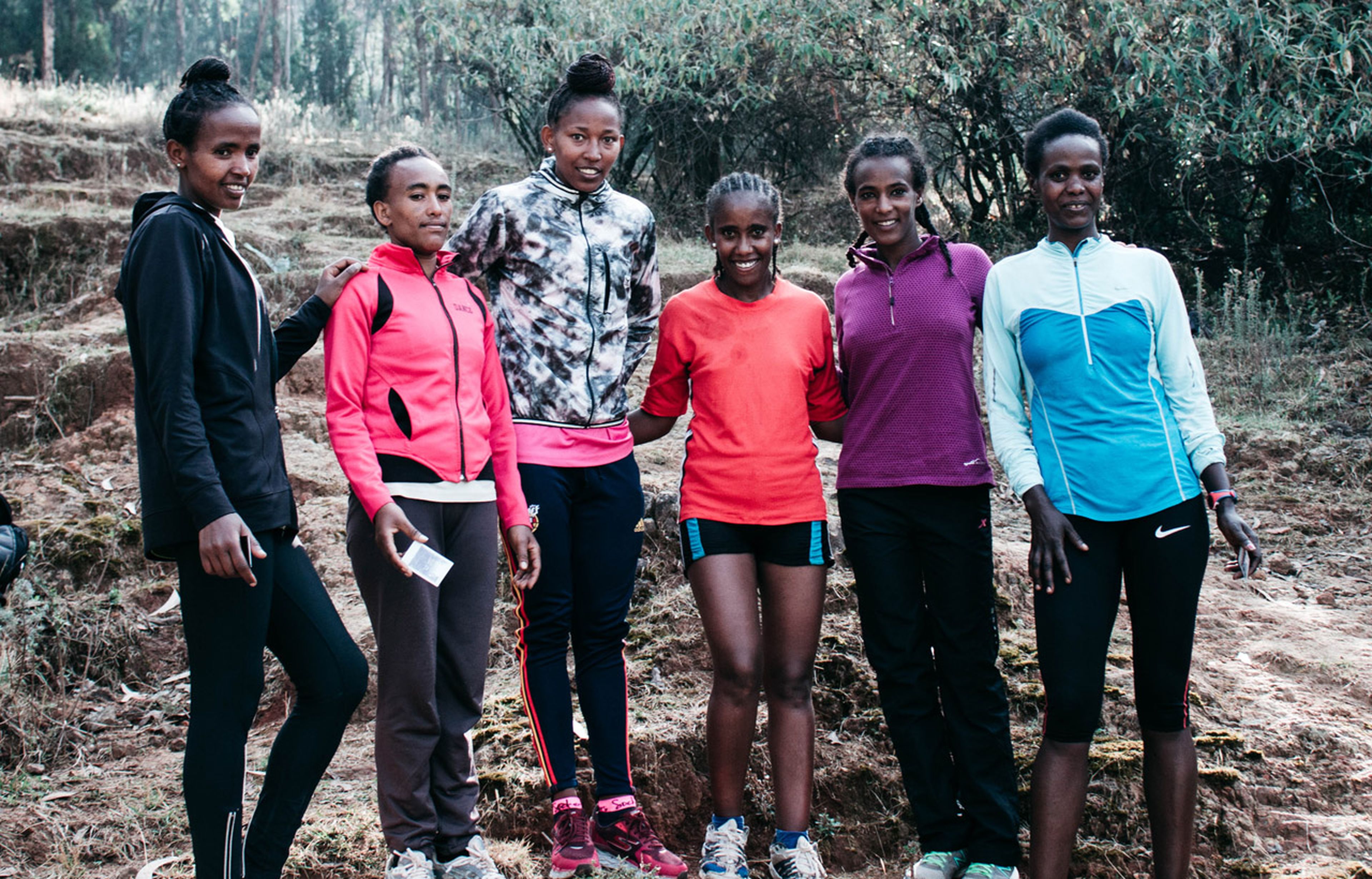 Equipo femenino después de un entrenamiento en el monte Entoto (Etiopía)