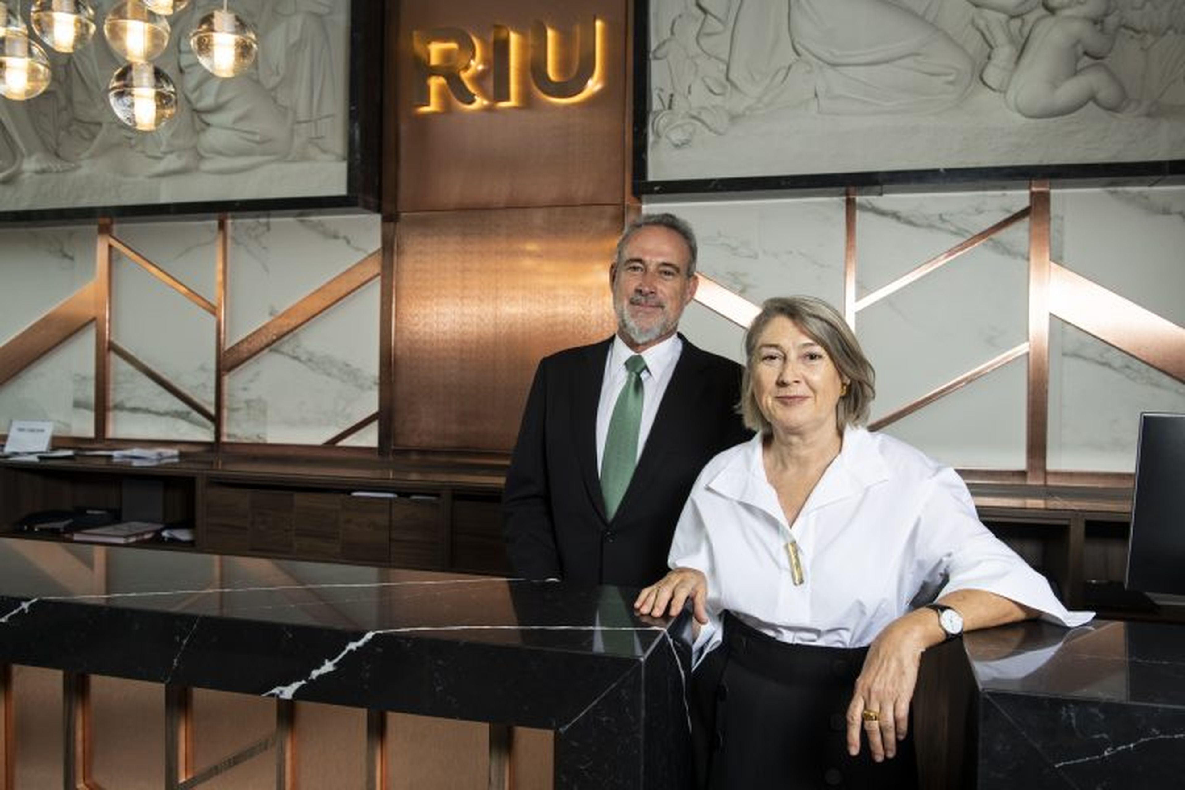 Los hermanos Luis y Carmen Riu, dueños de la cadena hotelera RIU.