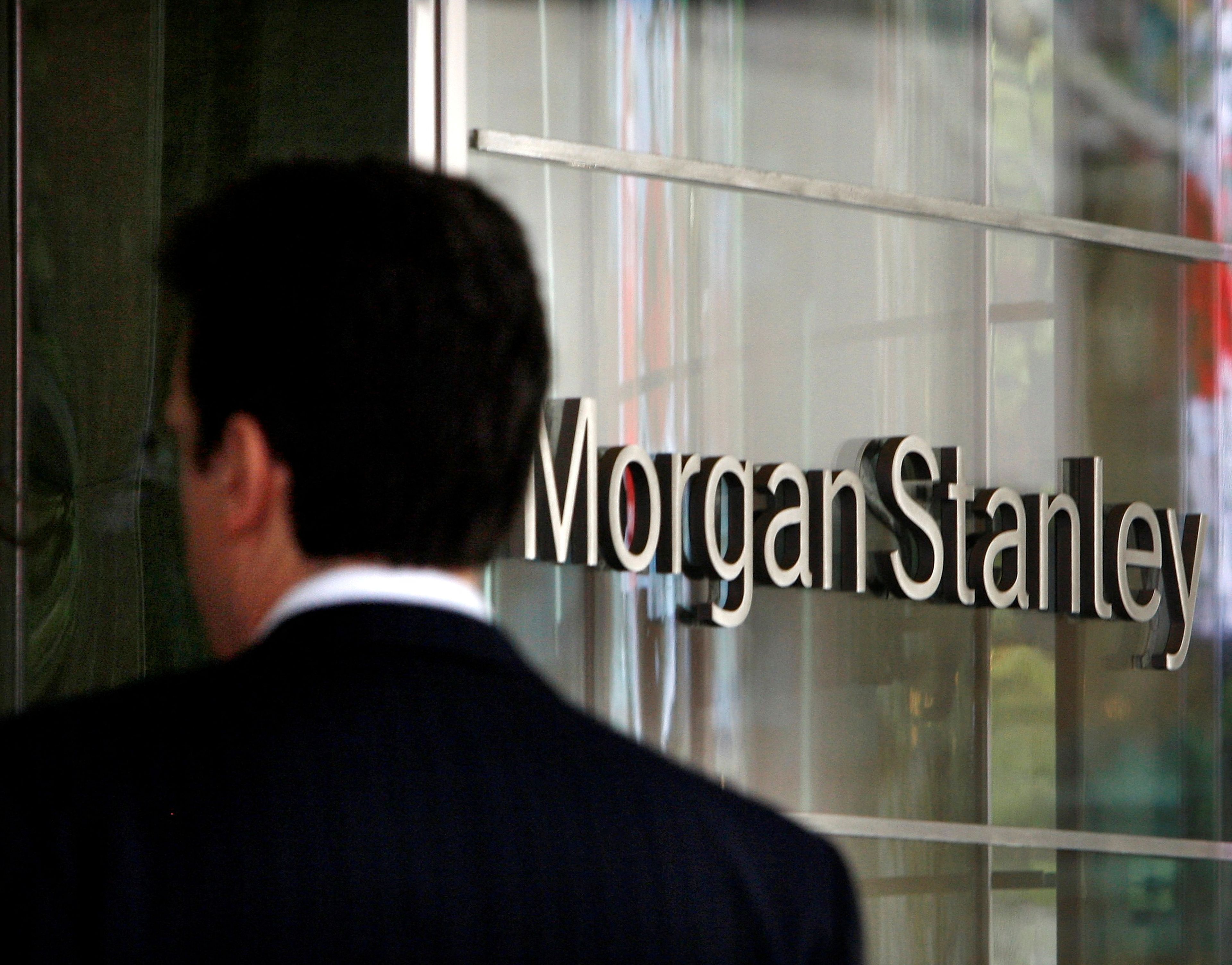 Un hombre entra en el edificio de Morgan Stanley en Nueva York.