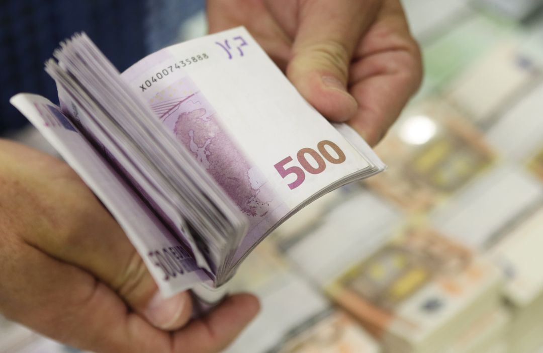 Un hombre sujeta varios billetes de 500 euros