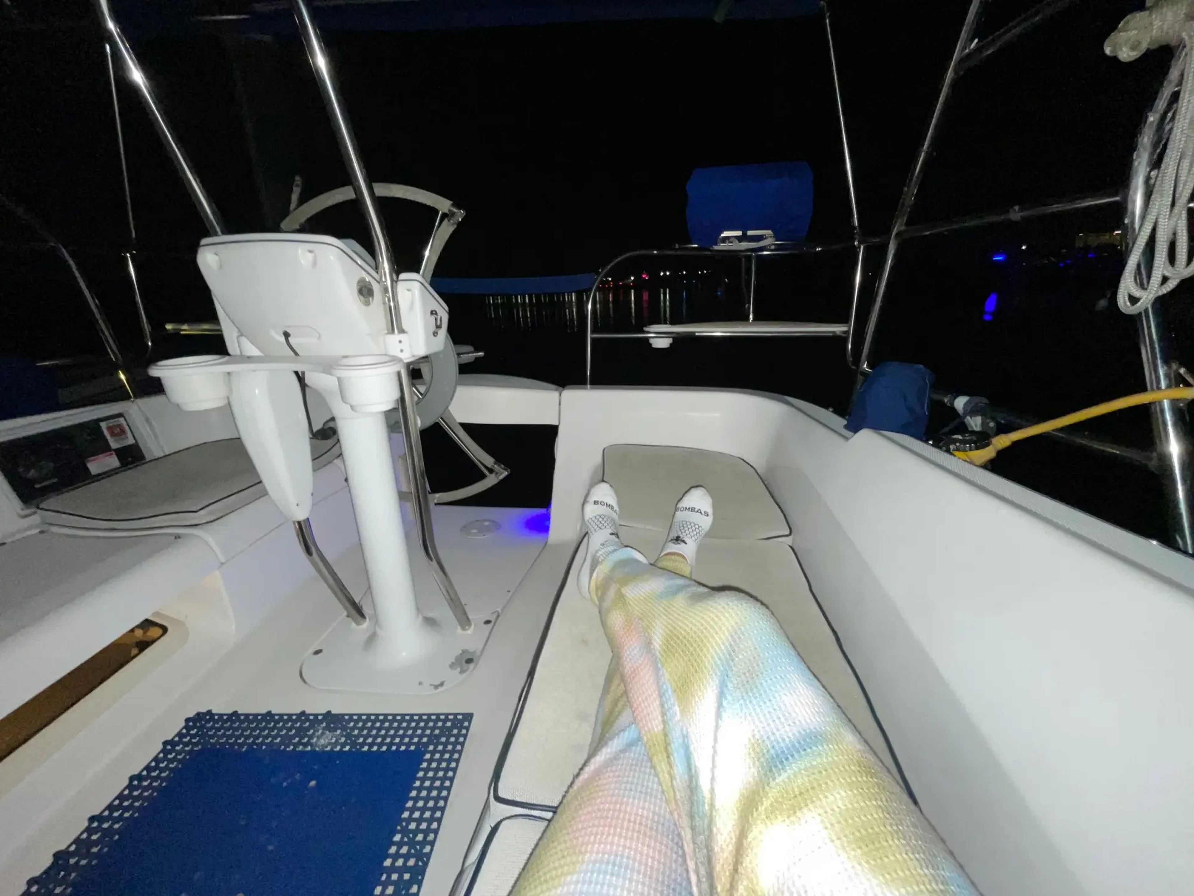 Me relajé con el pijama en la parte exterior del velero.