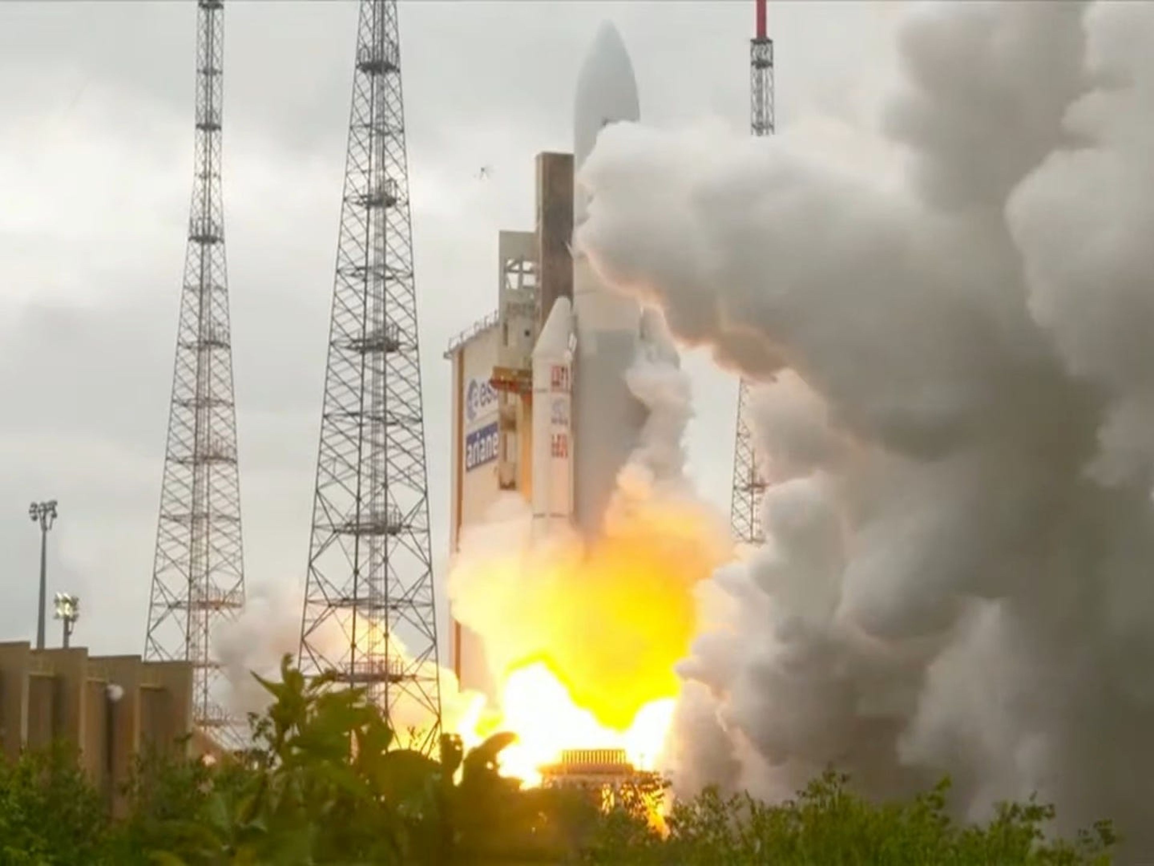 Un cohete Ariane 5, que transporta el telescopio espacial James Webb, despega del puerto espacial europeo en la Guayana Francesa el 25 de diciembre de 2021.