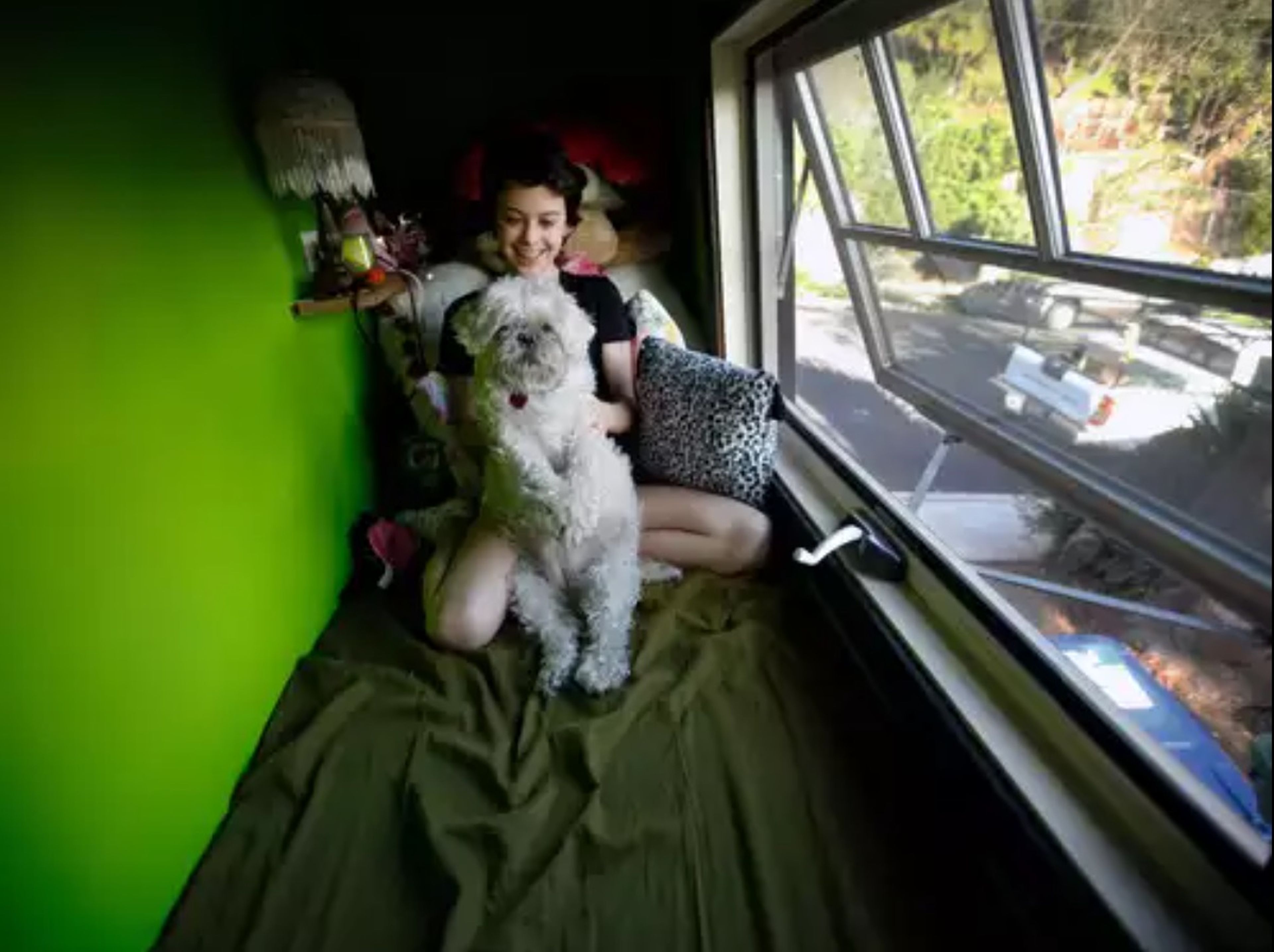 Jay Segal y su perro solo pueden acostarse verticalmente en el desván.