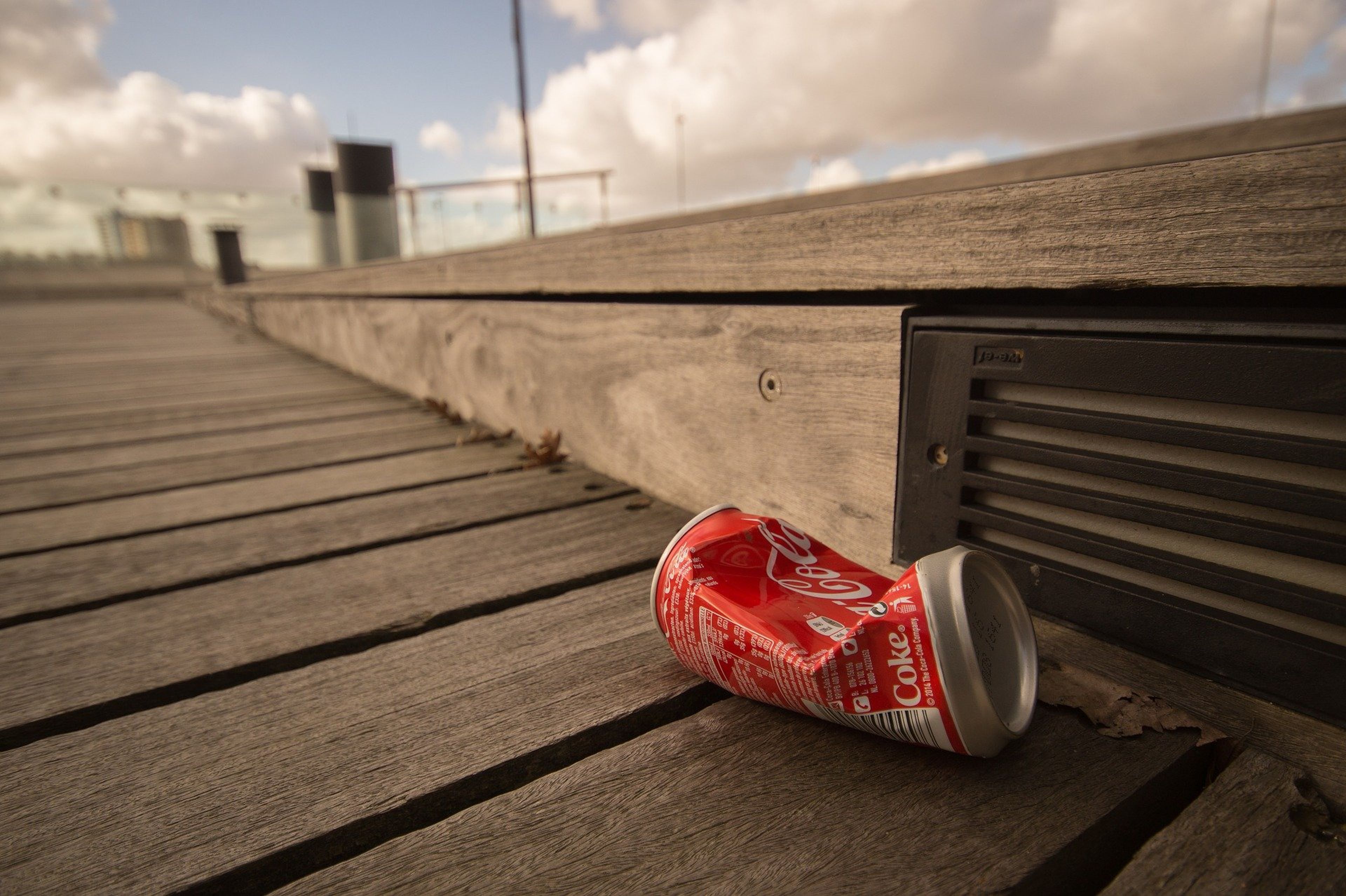 Una lata de Coca-Cola en el suelo.