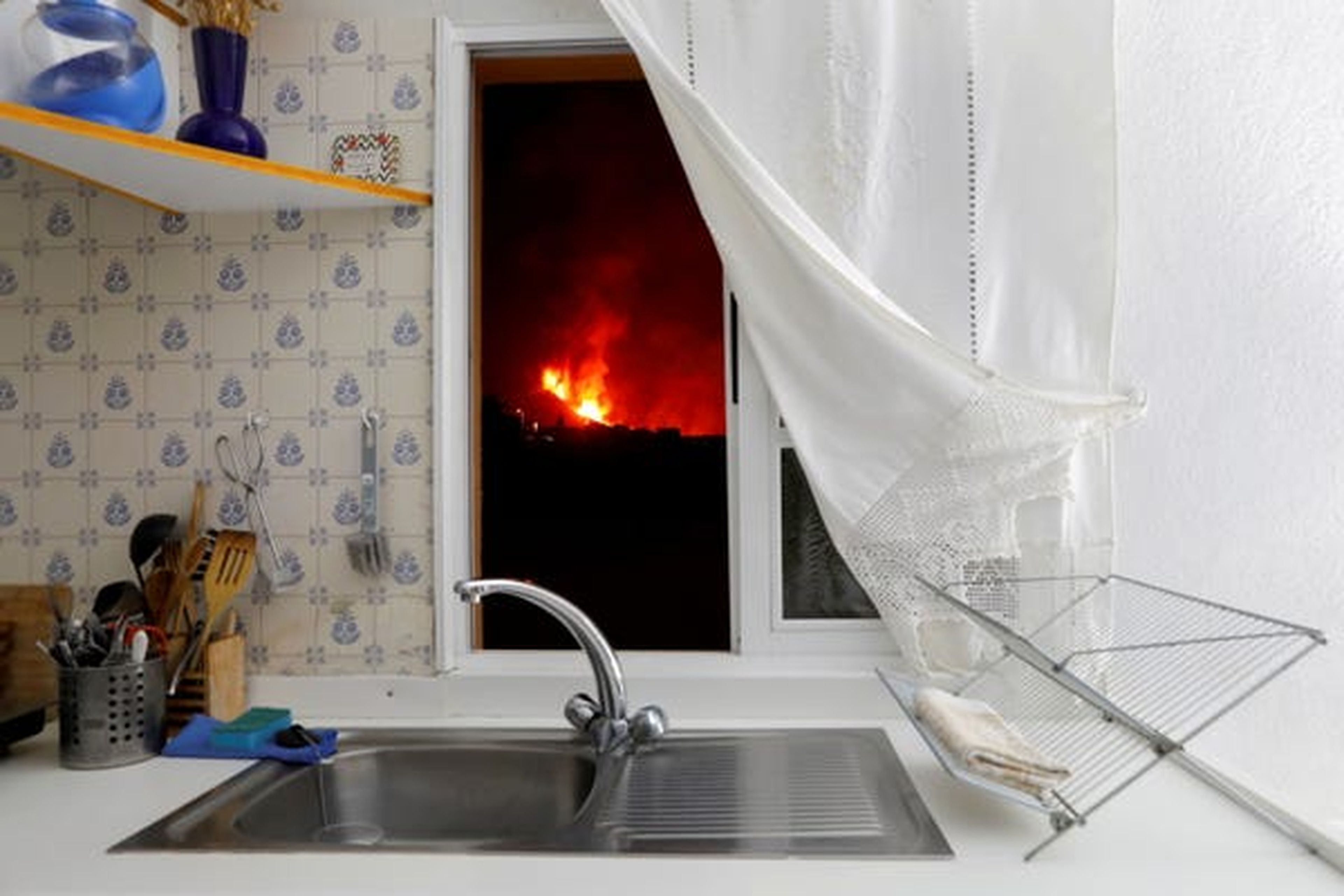 La lava se ve a través de la ventana de una cocina de El Paso, España, el 28 de septiembre.