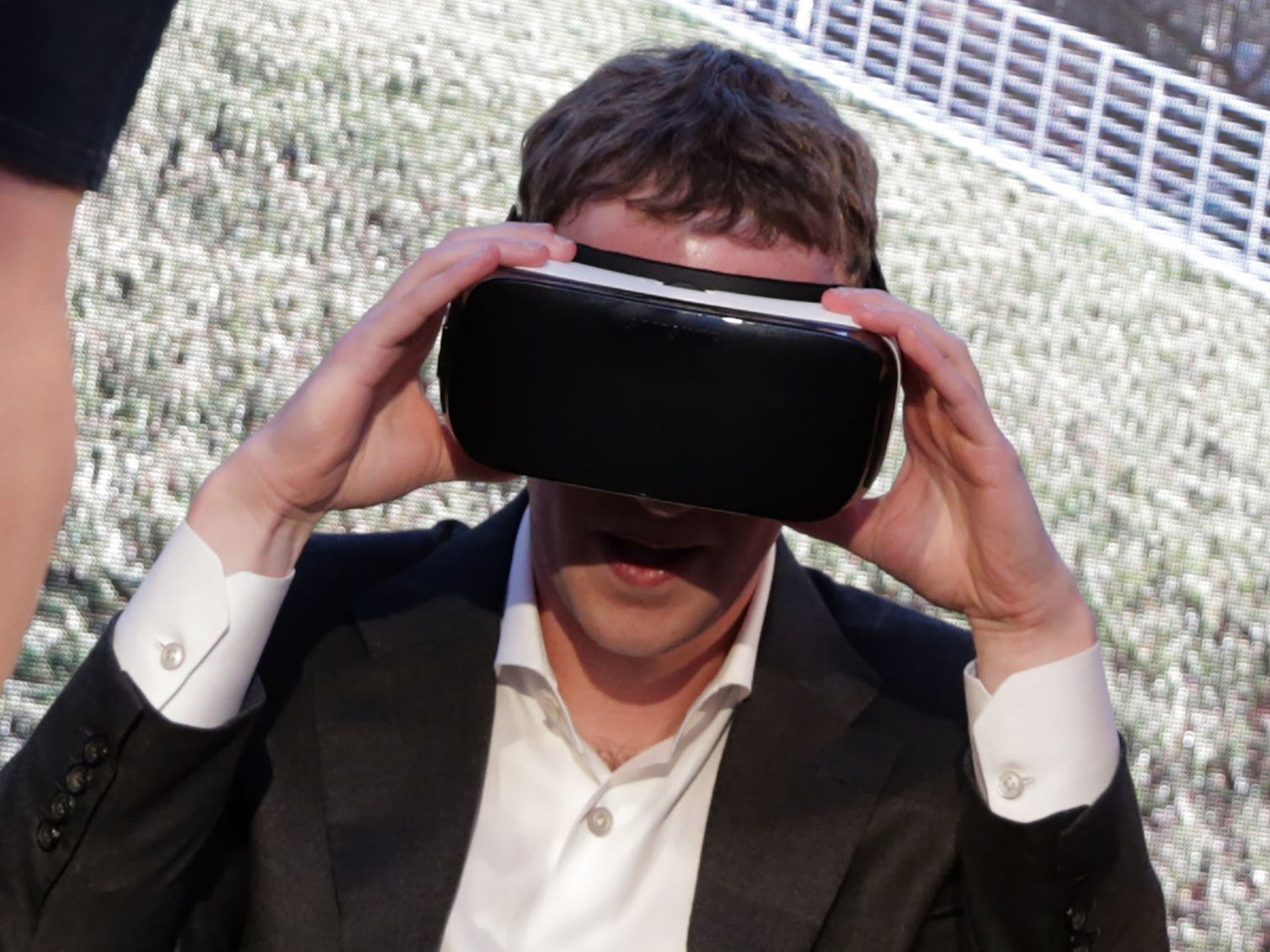 Mark Zuckerberg usando una iteración anterior de las gafas Oculus, que utilizan inteligencia artificial.