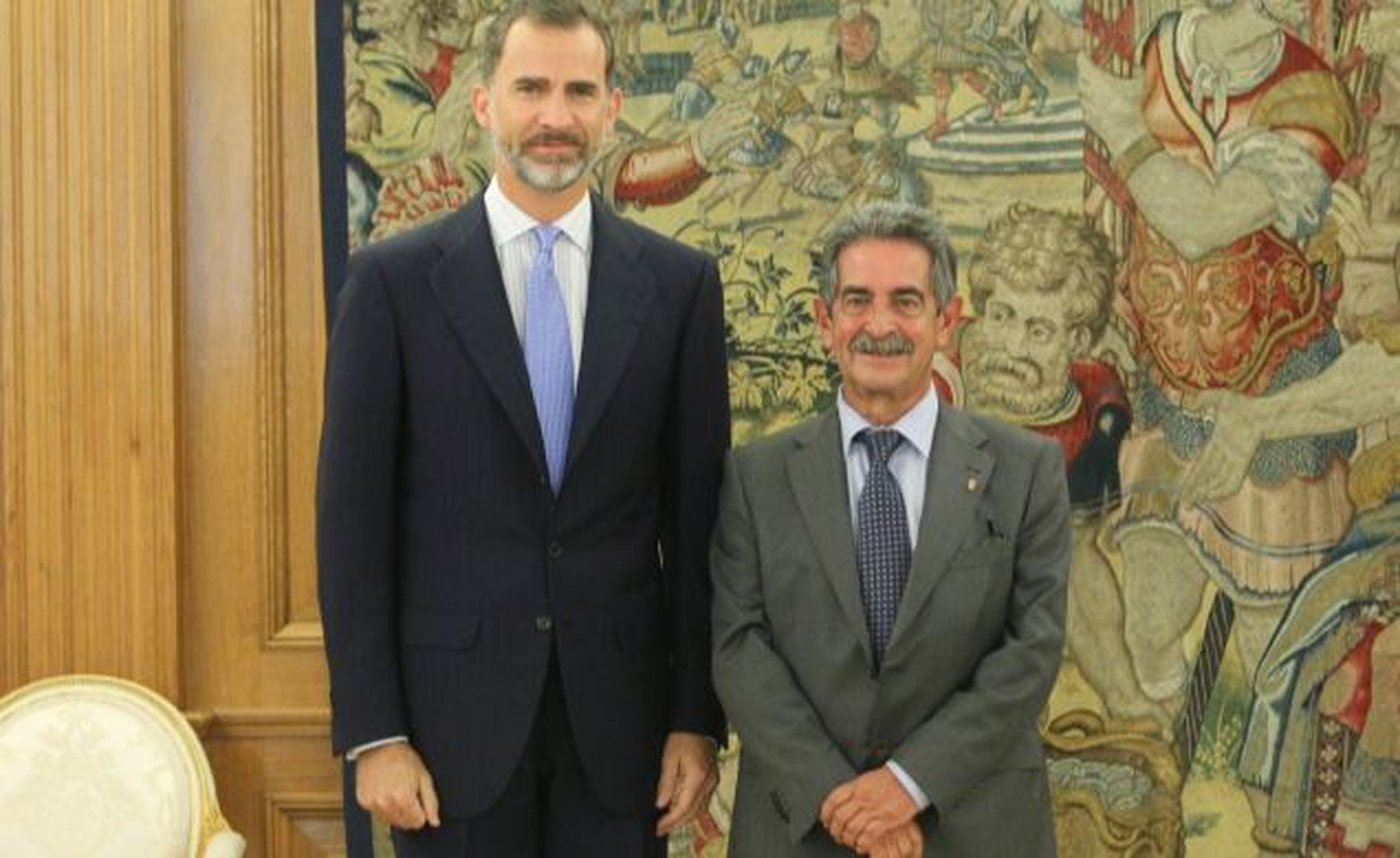 El rey Felipe VI junto al presidente de Cantabria, Miguel Ángel Revilla.
