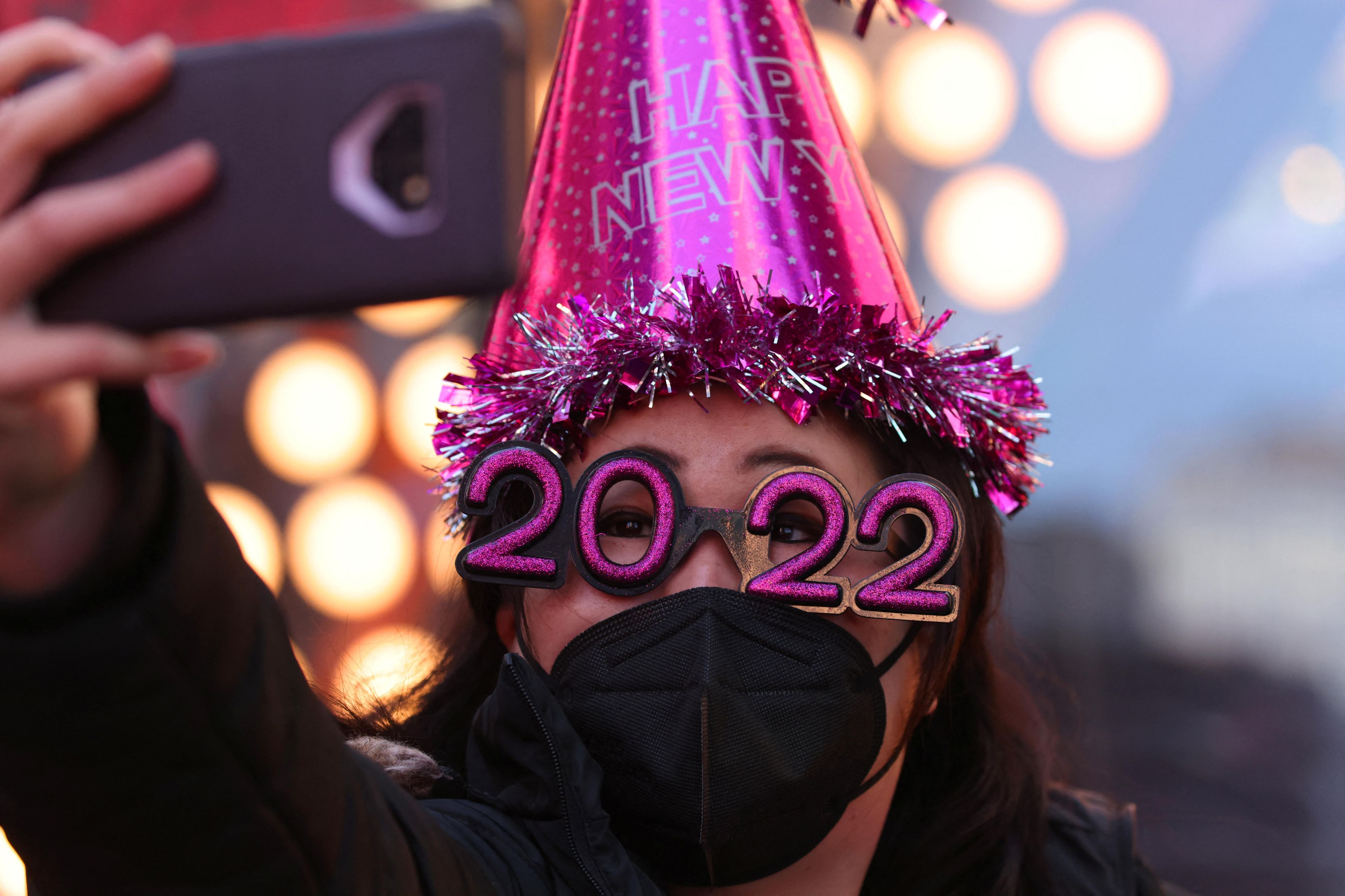 Una mujer celebrando el año 2022
