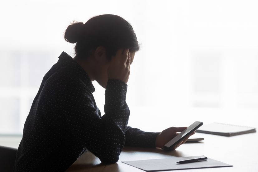 Una mujer preocupada mirando el móvil