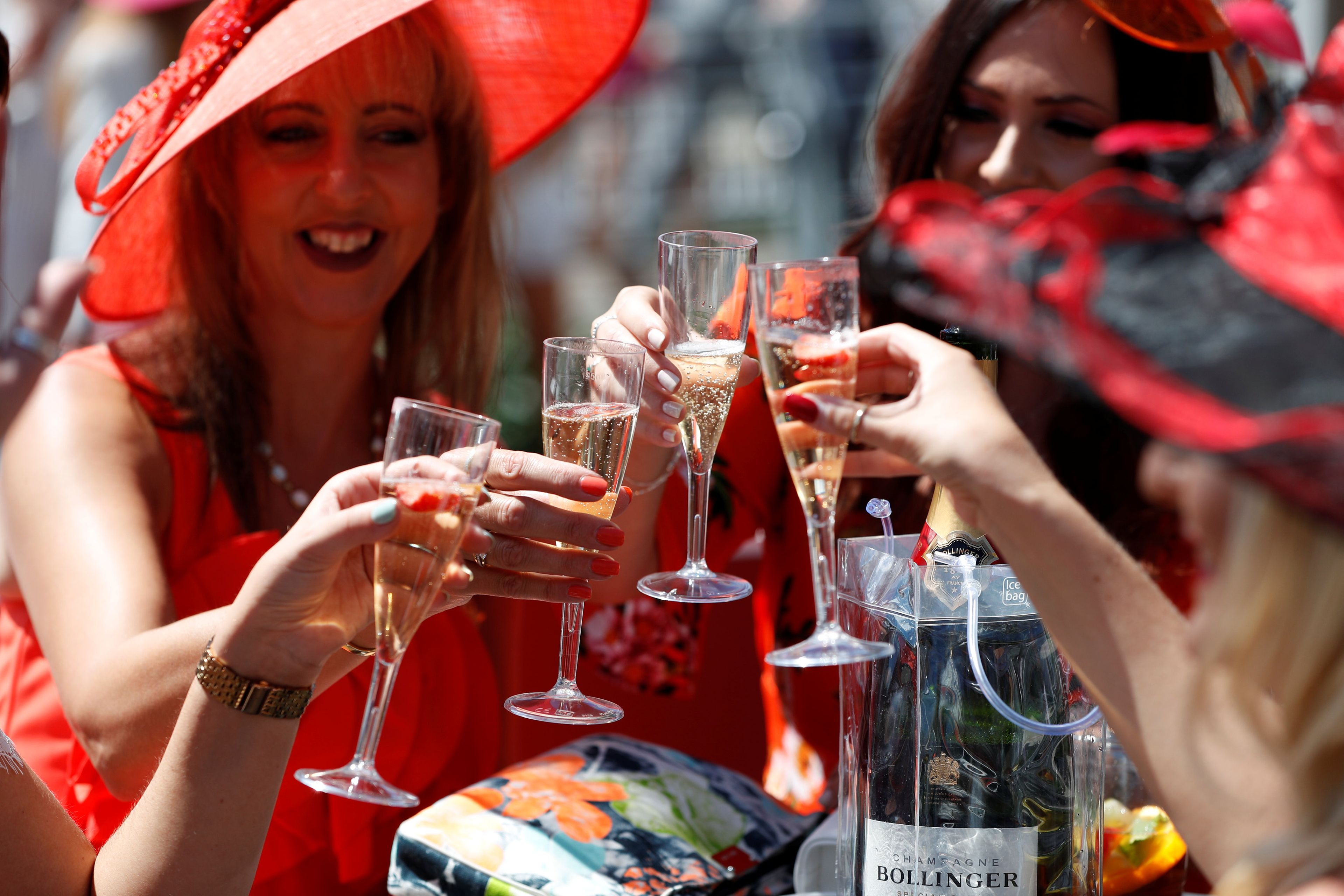 En imagen, mujeres brindando con champán.