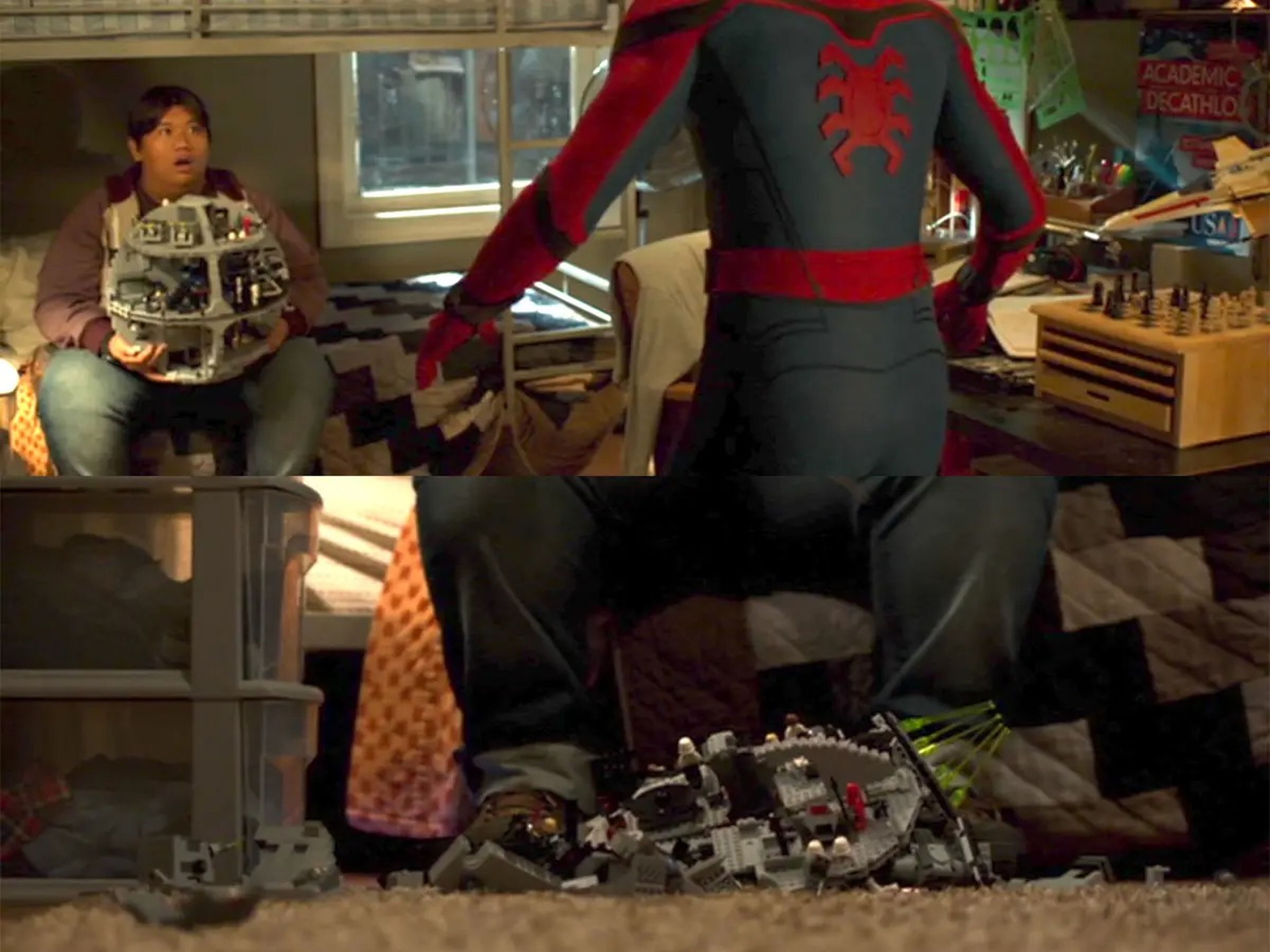 Ned sosteniendo una Estrella de la Muerte de Lego, que se desmorona segundos después, en 'Spider-Man: Homecoming'.