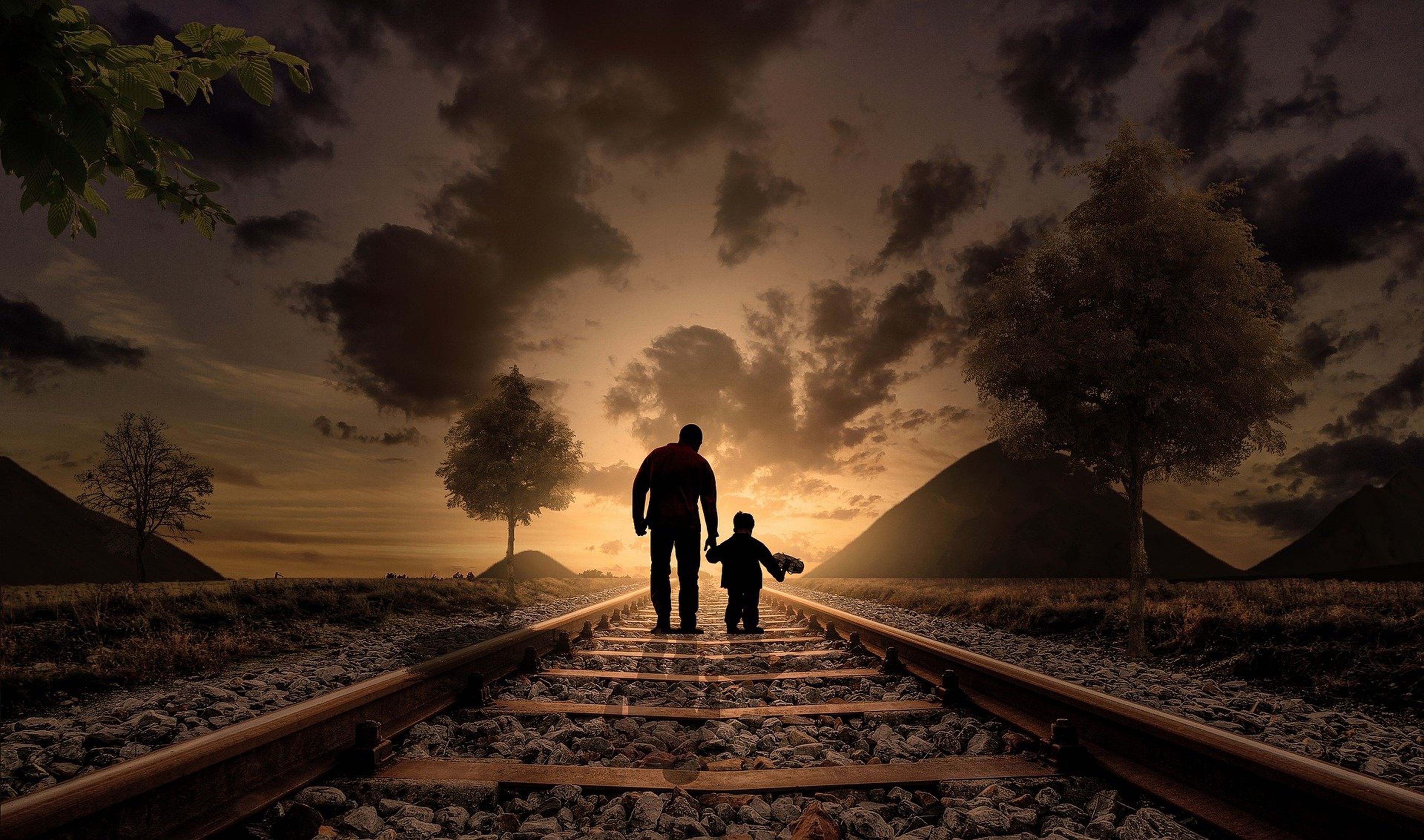 Padre e hijo en las vías del tren.