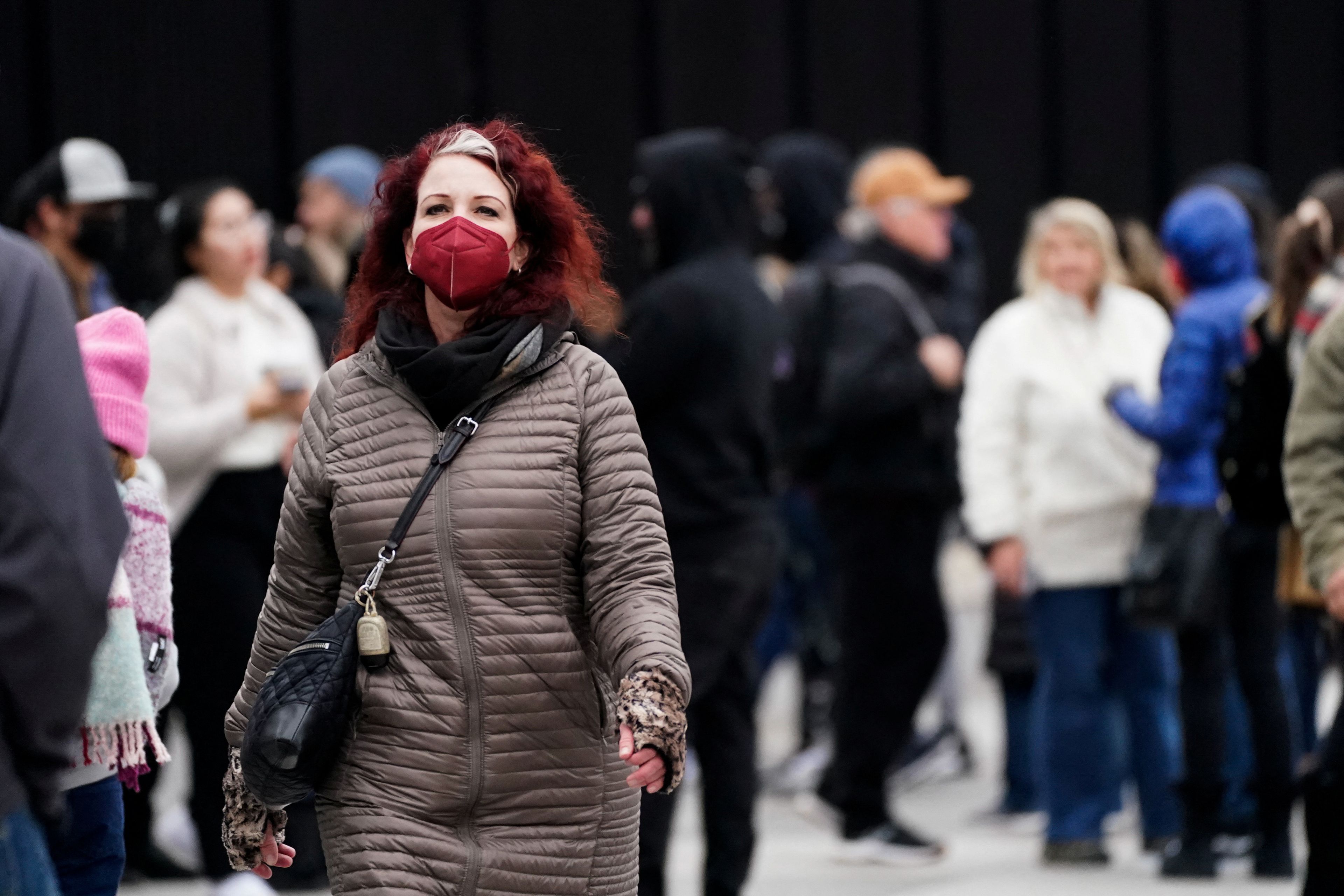 Persona con mascarilla camina por la calle, durante pandemia de covid