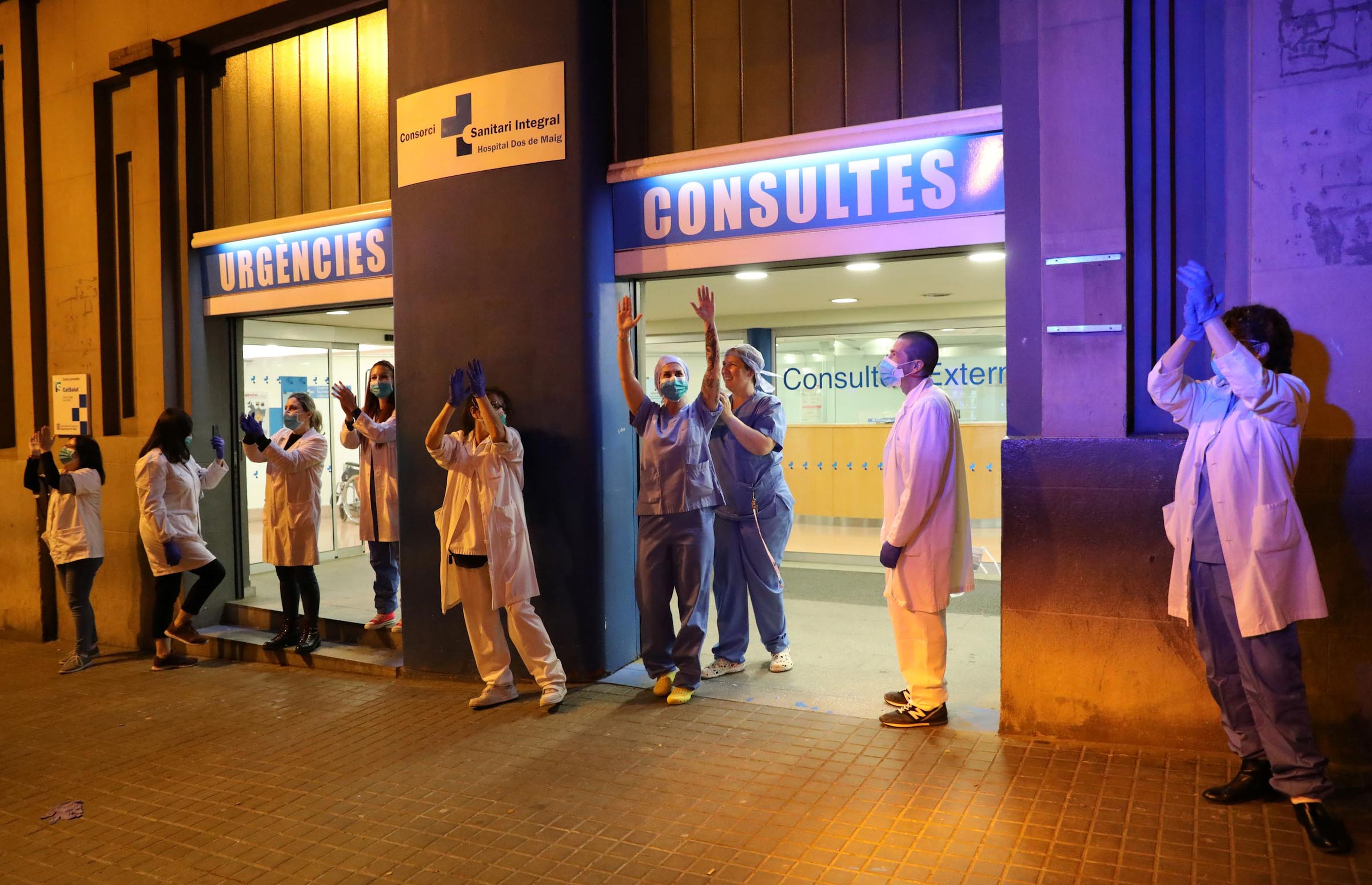 personal sanitario sale aplaudido de un hospital en Barcelona, España