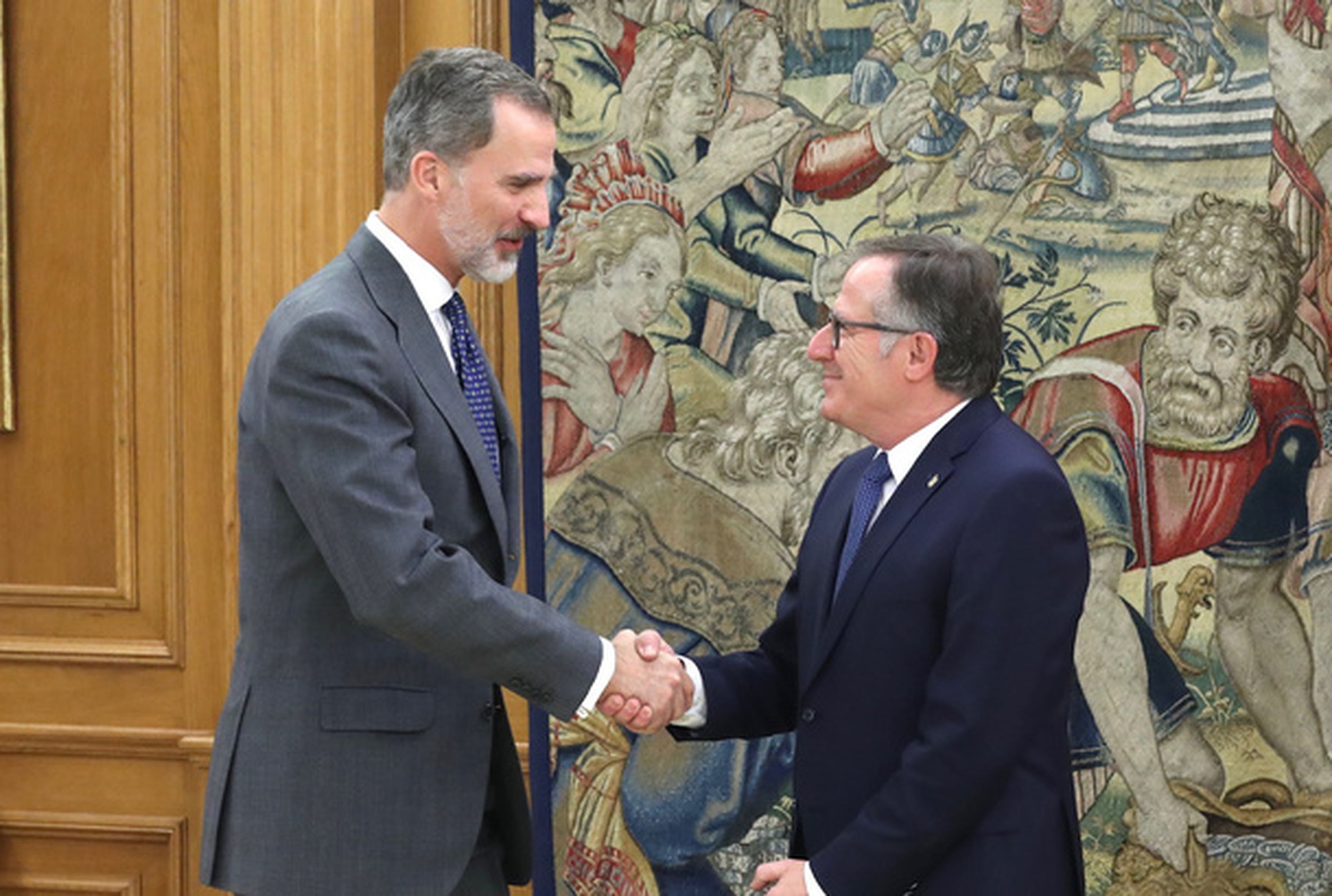 El rey Felipe VI con el presidente de Melilla, Eduardo de Castro González.
