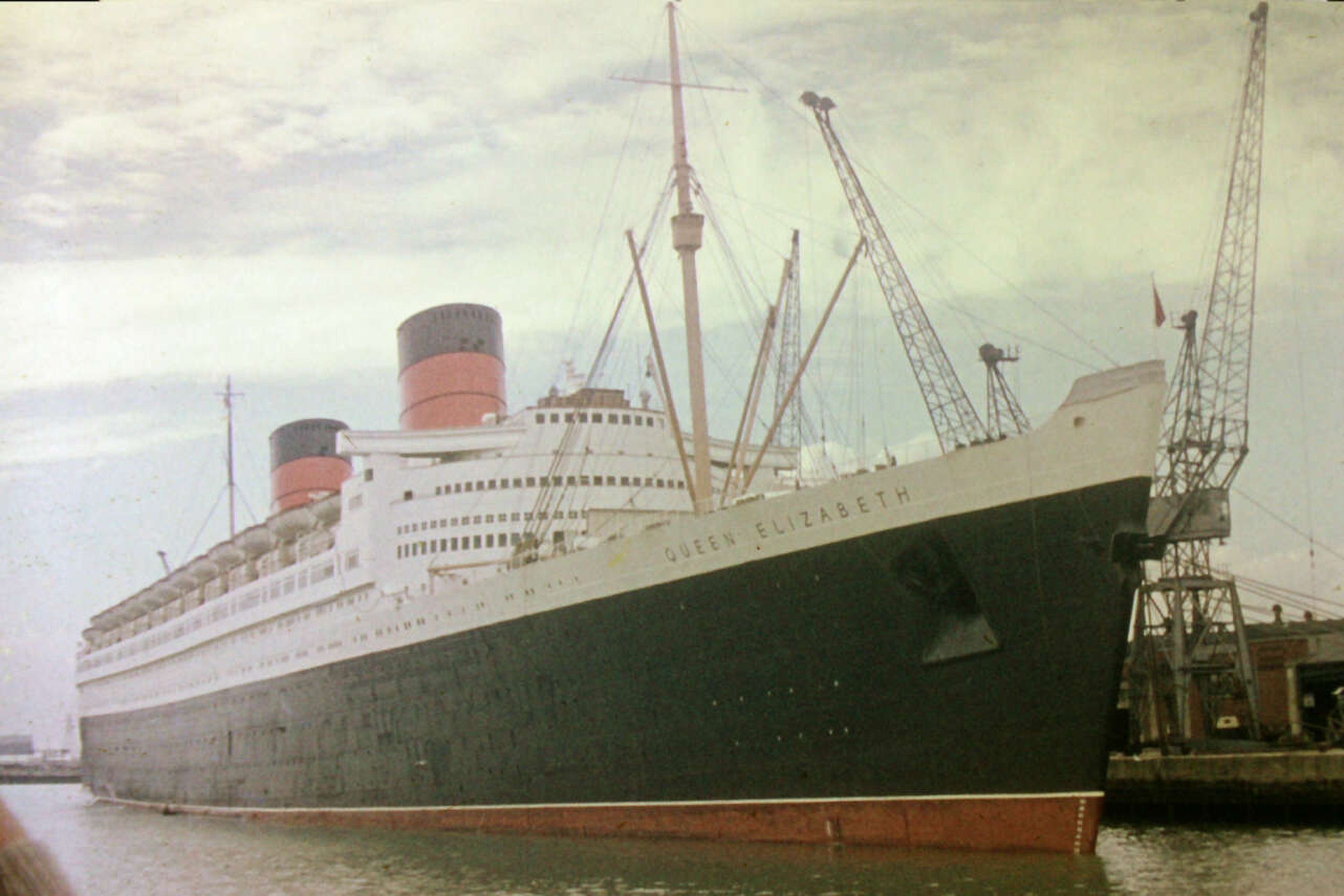 El Queen Elizabeth atracado en el puerto de Southampton, en agosto de 1960 - George John Edkins / Wikipedia.