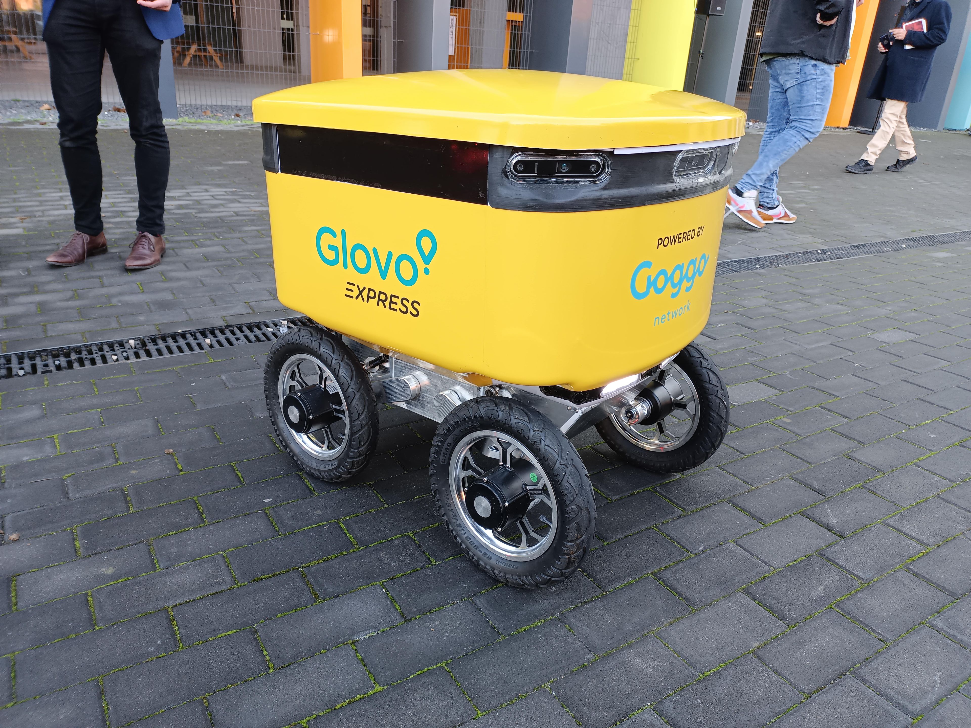 El robot autónomo de reparto presentado por Glovo, Goggo y Delivers.AI.