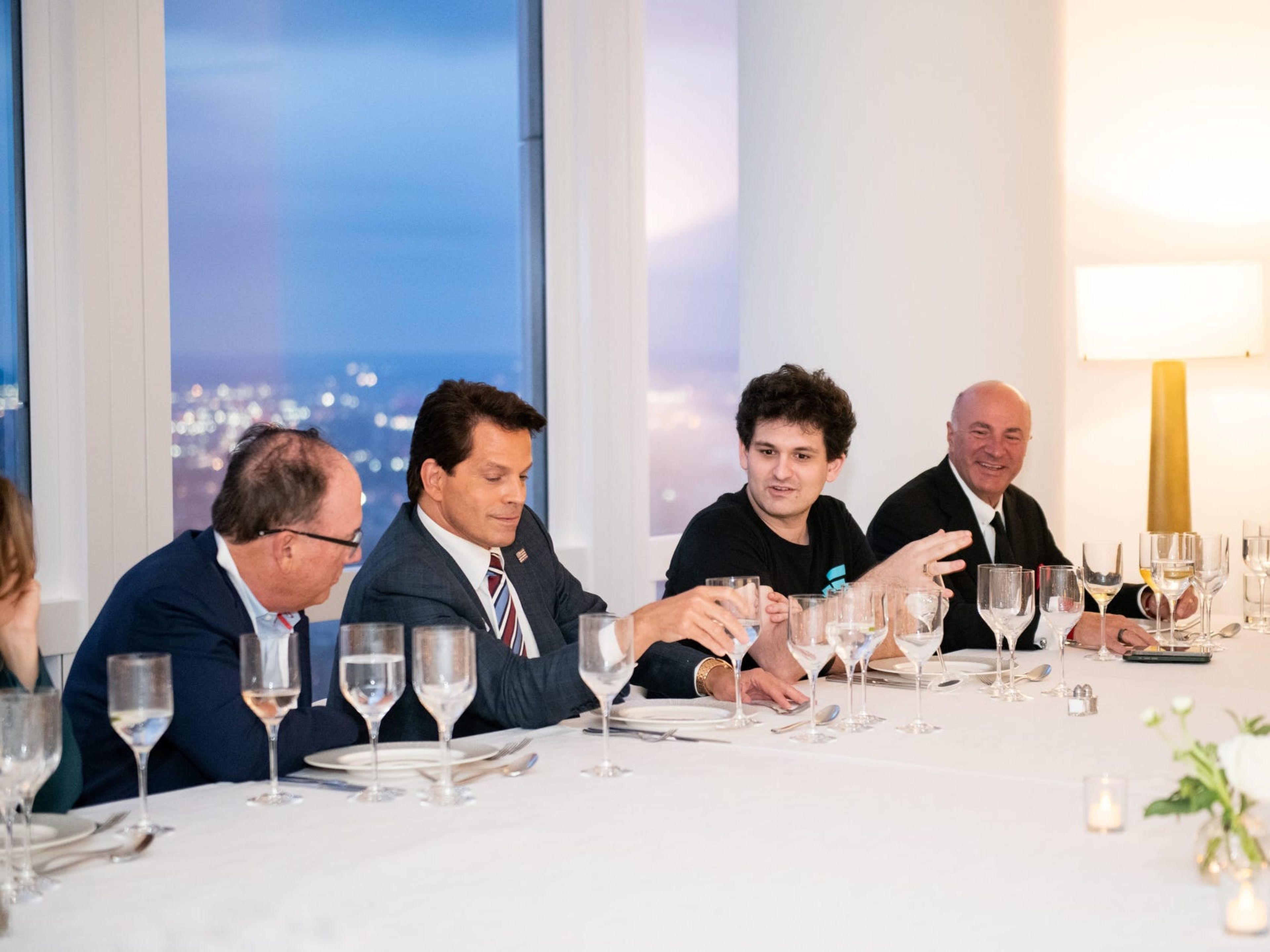 Sam Bankman-Fried cenando con (desde la izquierda) Steve Cohen, Anthony Scaramucci y Kevin O'Leary en la conferencia SALT New York.
