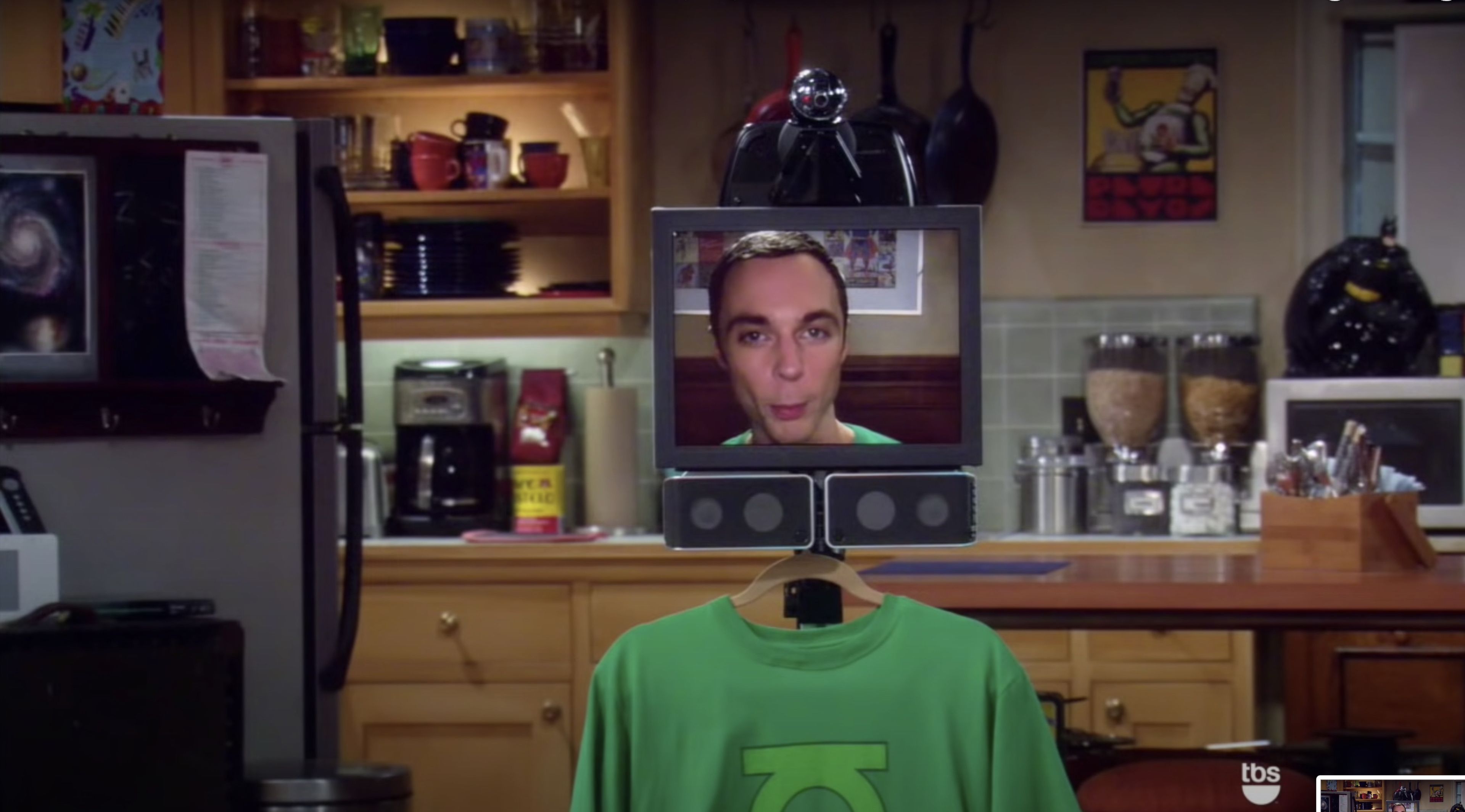 El personaje Sheldon Cooper utilizando una pantalla para comunicarse a distancia con sus amigos.