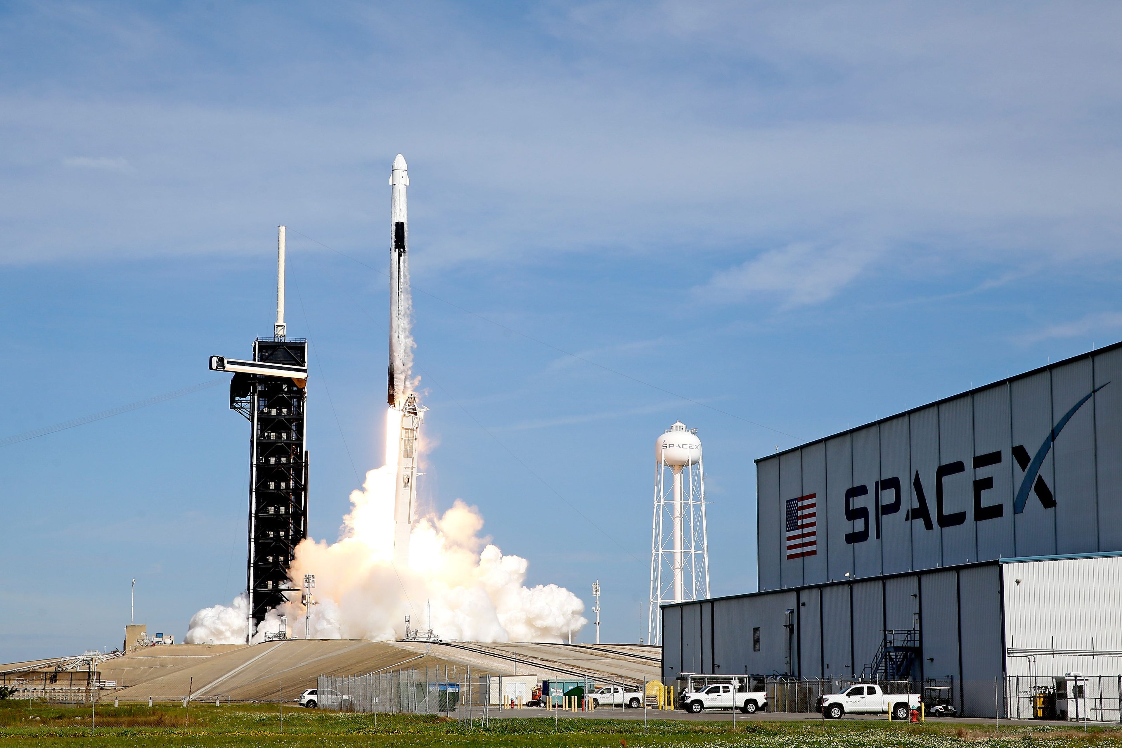 Un cohete Falcon 9 de SpaceX despegando en una misión de reabastecimiento a la Estación Espacial Internacional.