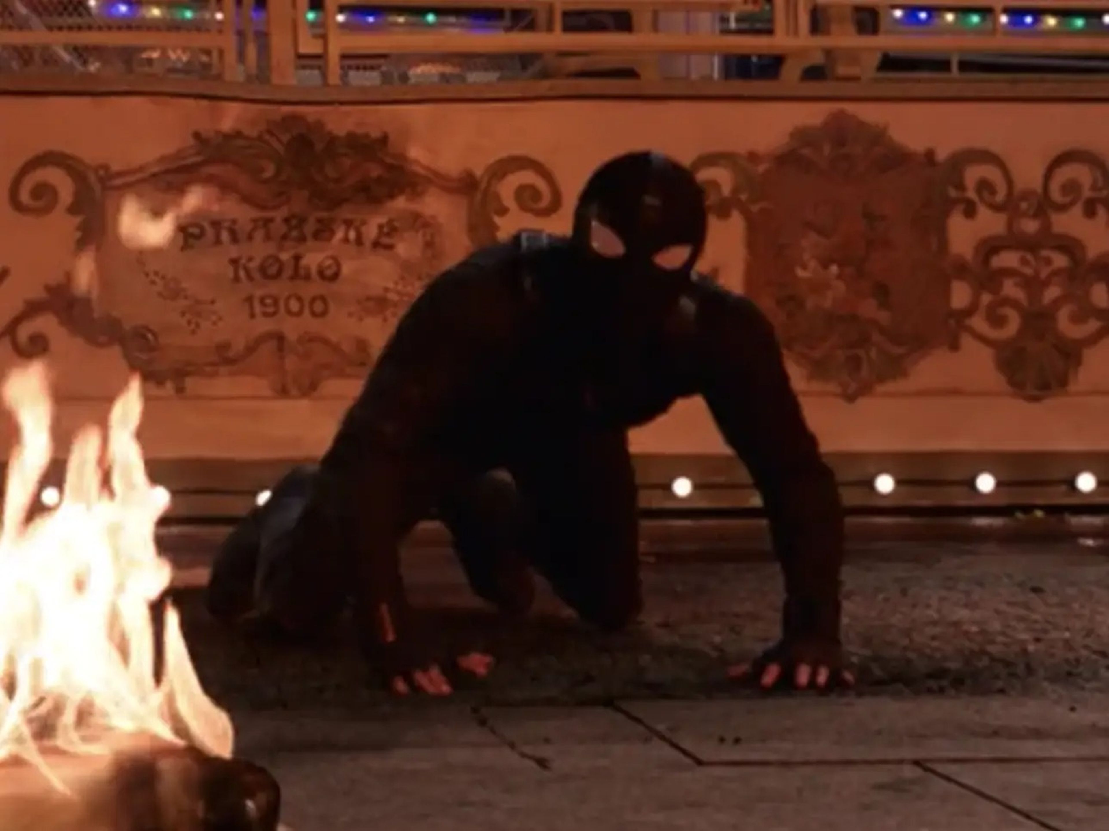 Spider-Man con un traje de color negro en 'Spider-Man: Lejos de casa'.
