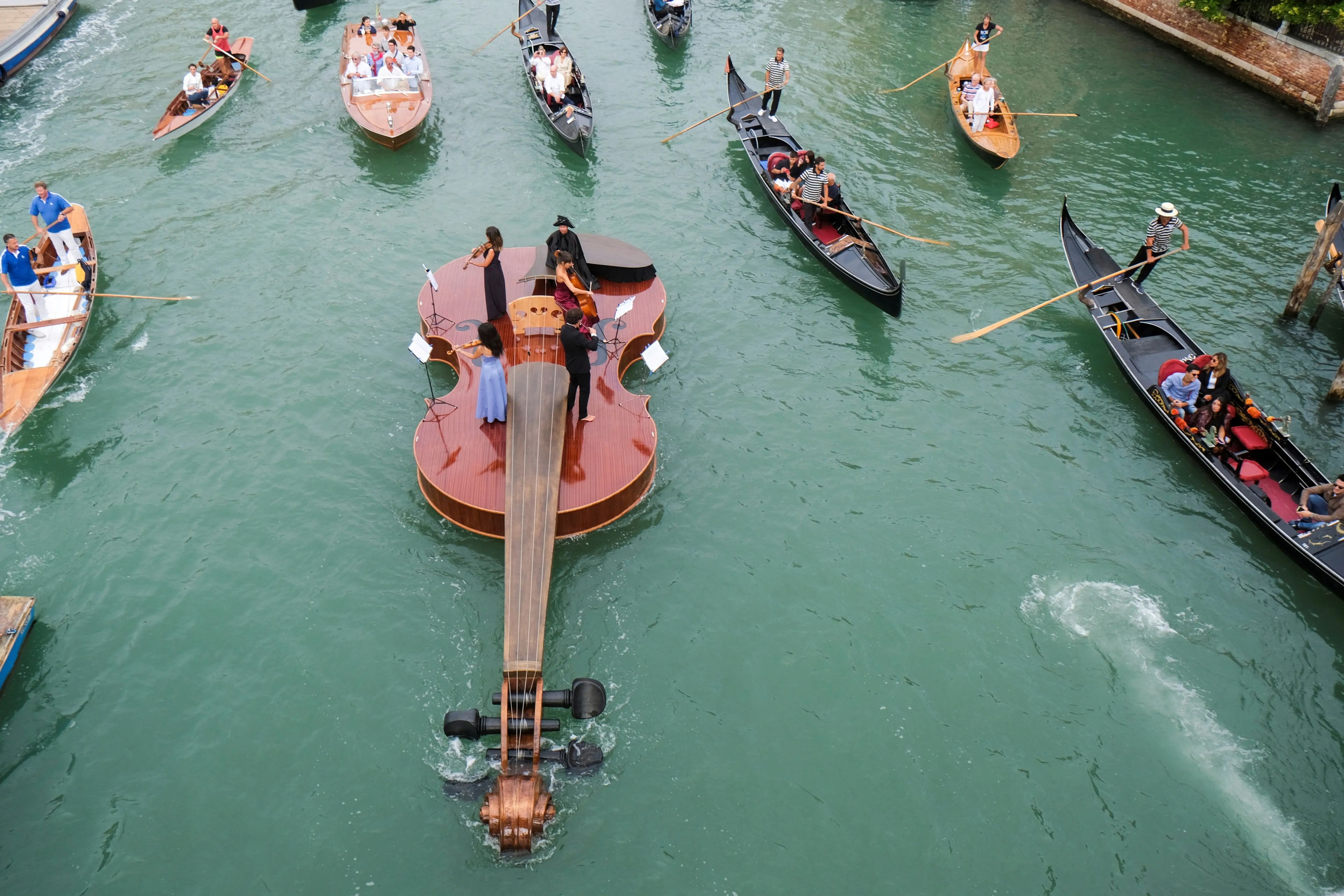 Un cuarteto de cuarda toca a bordo de un barco con forma de violín, bautizado como 'El Violín de Noé', en Venecia (Italia) el 18 de septiembre.