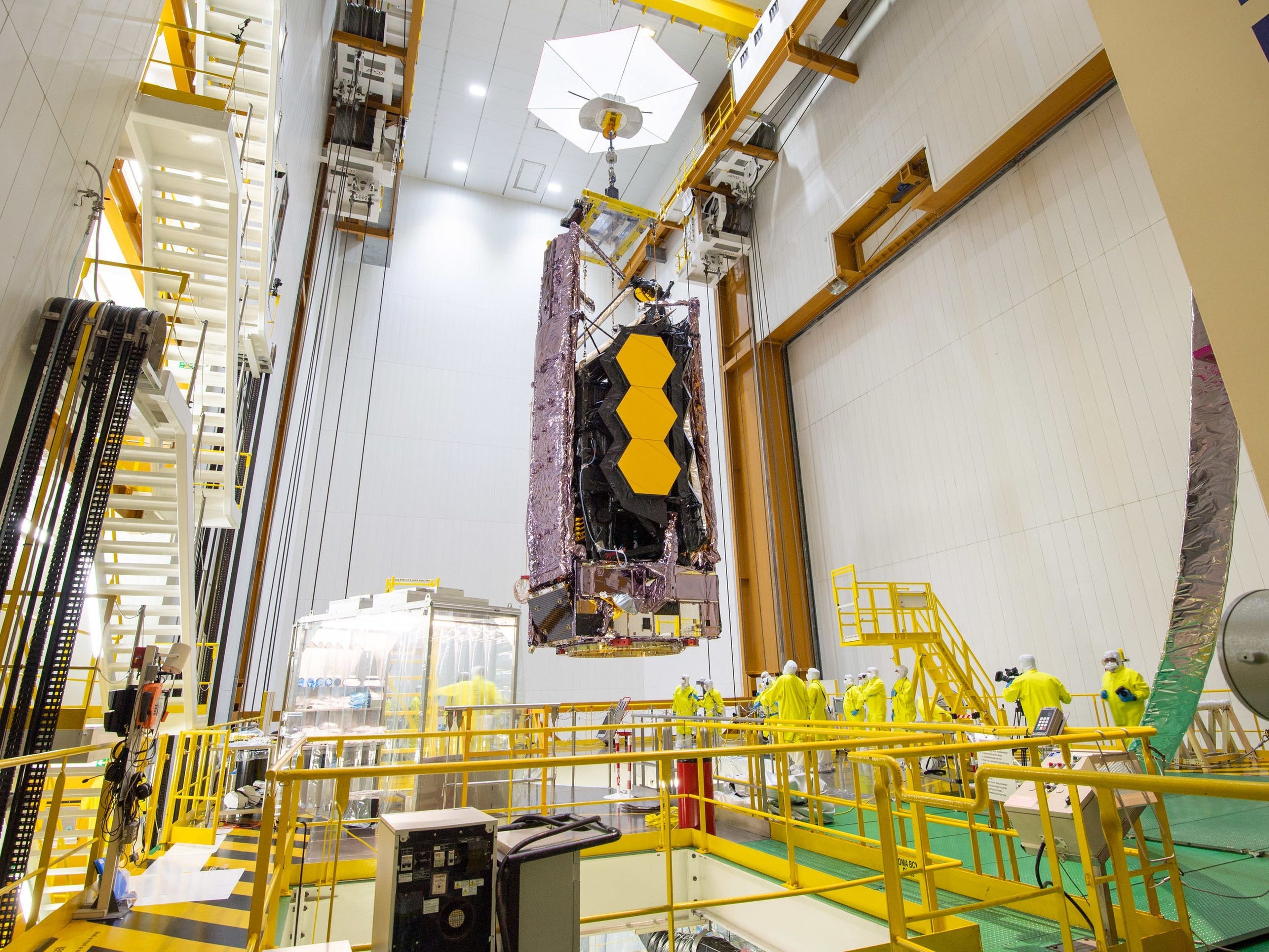 El Telescopio Espacial James Webb es bajado en la parte superior de un cohete Ariane 5, en un edificio de ensamblaje en el Puerto Espacial de Europa en la Guayana Francesa, el 11 de diciembre de 2021.