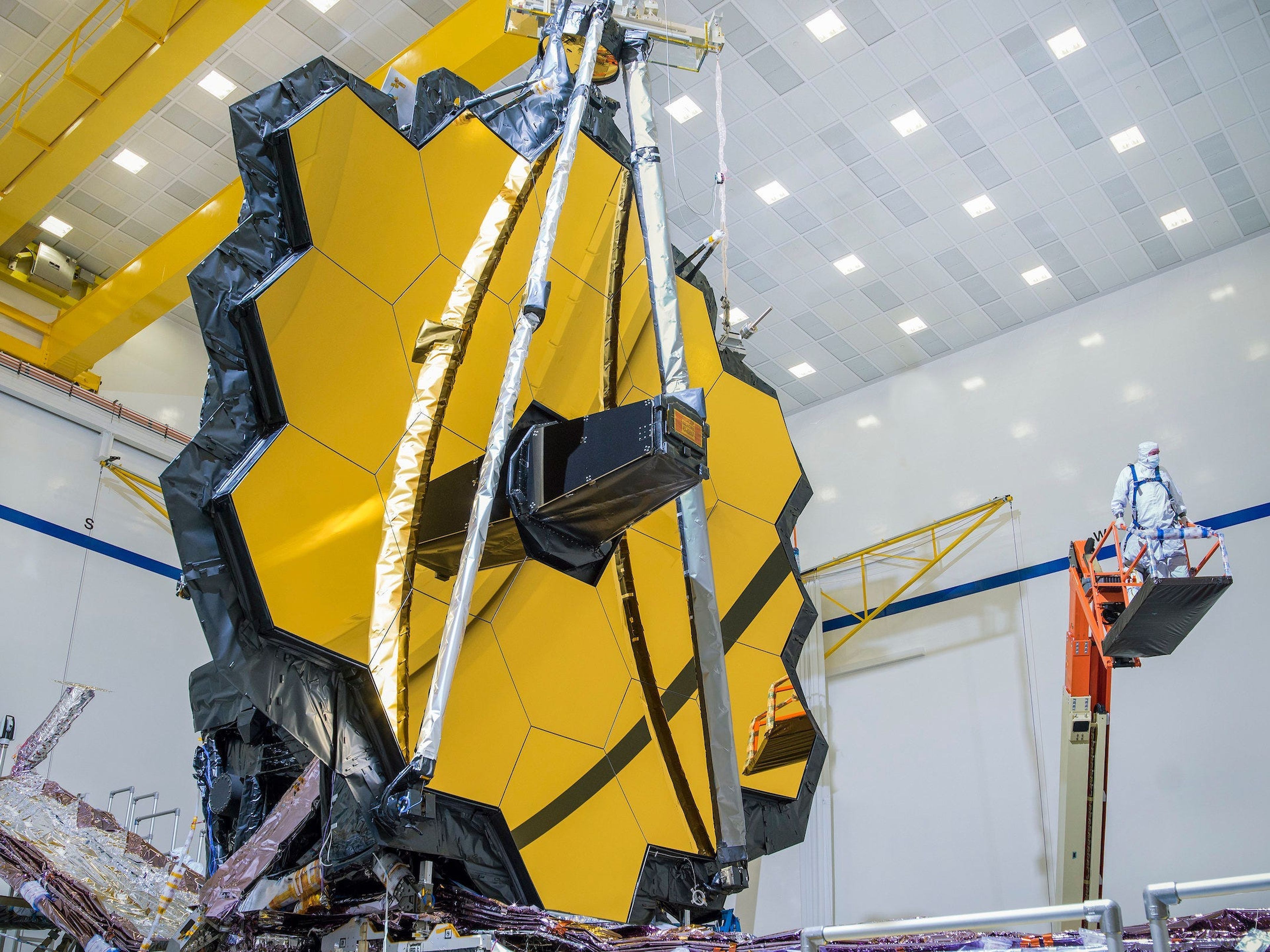 El telescopio espacial James Webb despliega su espejo primario en una sala blanca de Northrop Grumman en Redondo Beach, California, el 4 de marzo de 2020.