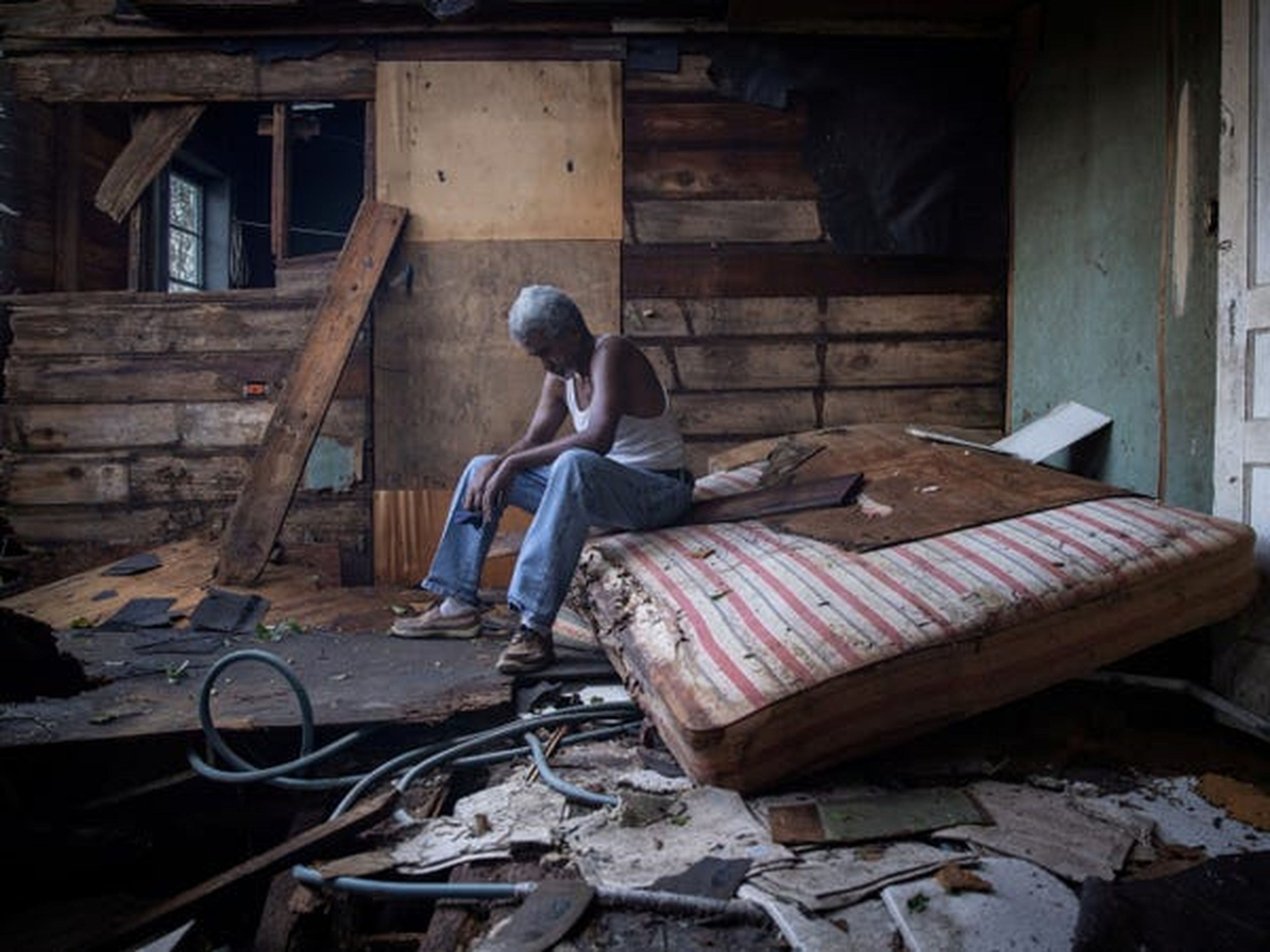Theophilus Charles, de 70 años, se sienta dentro de su casa que fue gravemente dañada por el huracán Ida en Houma, Louisiana, el 30 de agosto.