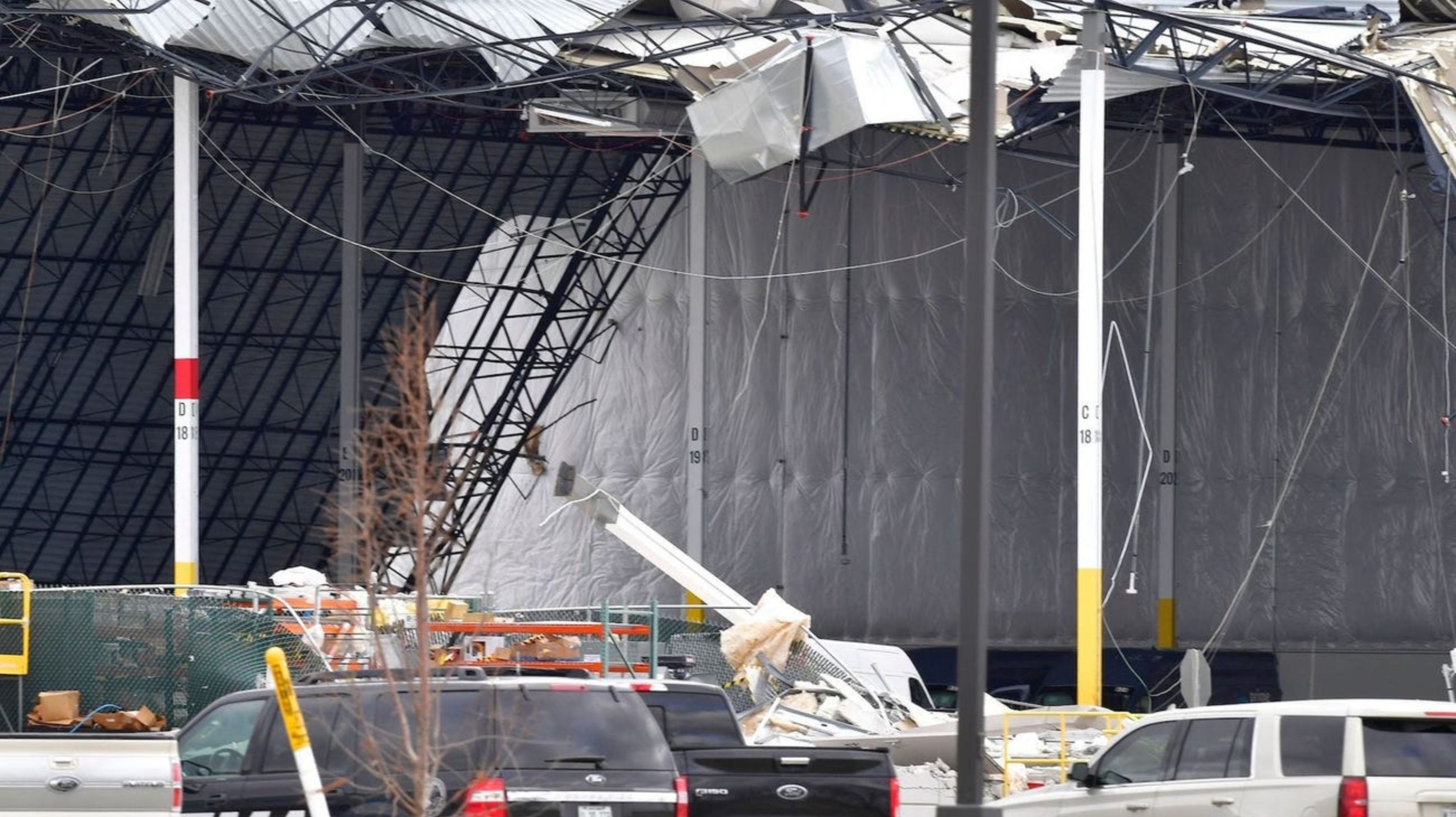 Trabajadores retiran los escombros de un almacén de Amazon en Edwardsville, Illinois, después de que fuera golpeado por un tornado.