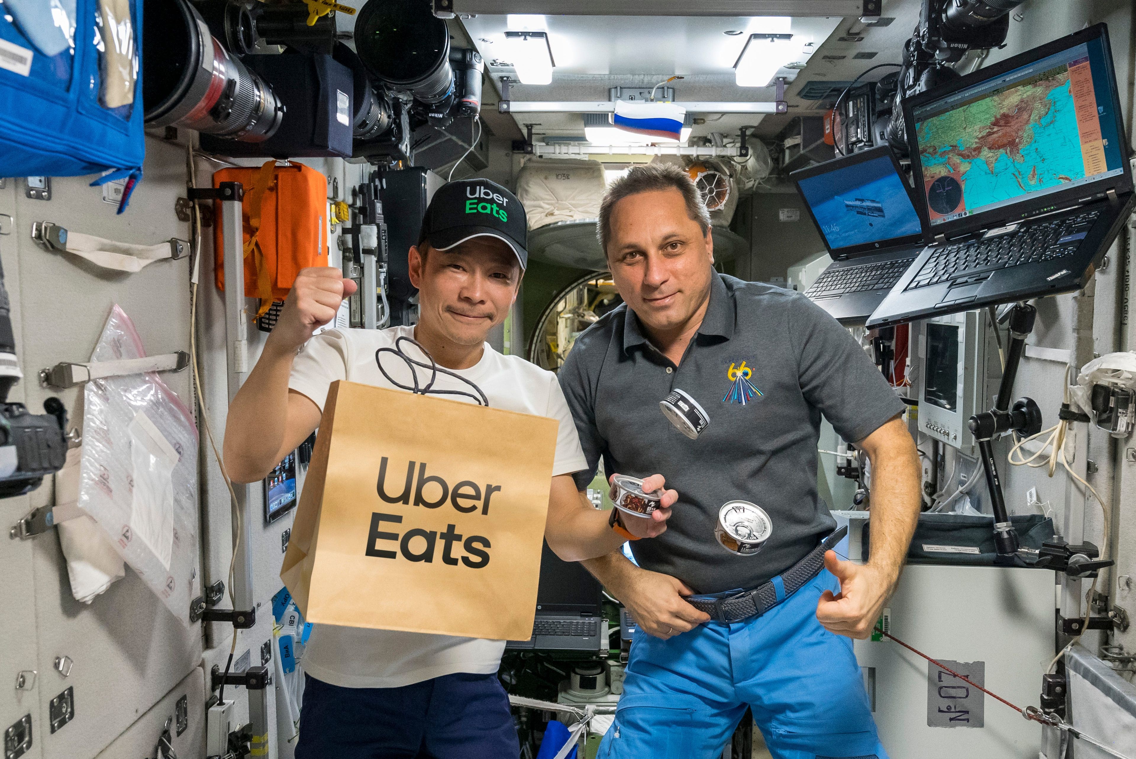 Yusaku Maezawa en la EEI junto a un astronauta y una entrega de Uber Eats.