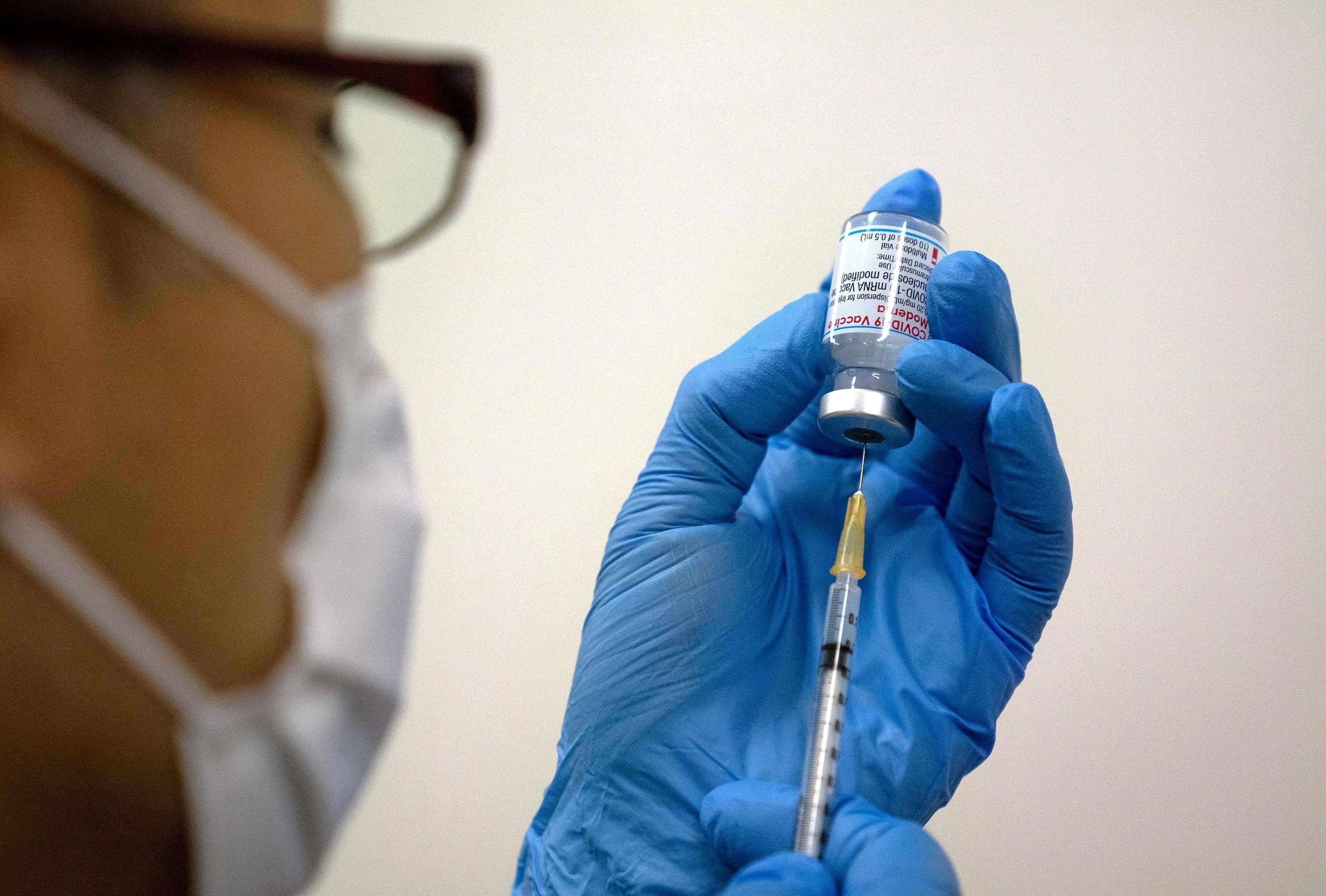 Una enfermera se dispone a inyectar una vacuna contra el COVID-19.