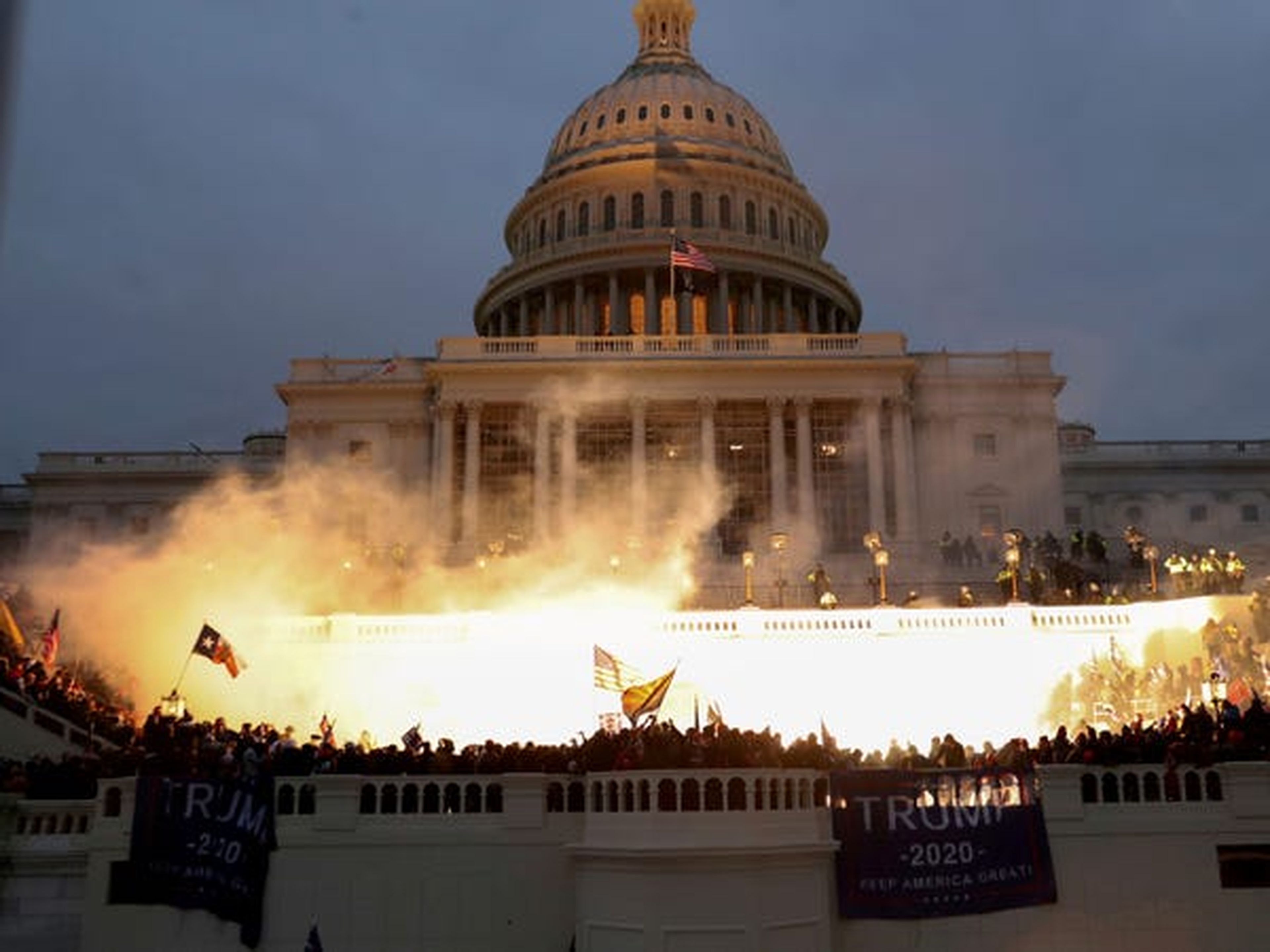 Se ve una explosión causada por la munición policial mientras los partidarios de Trump se amotinan frente al Capitolio de Estados Unidos el 6 de enero.