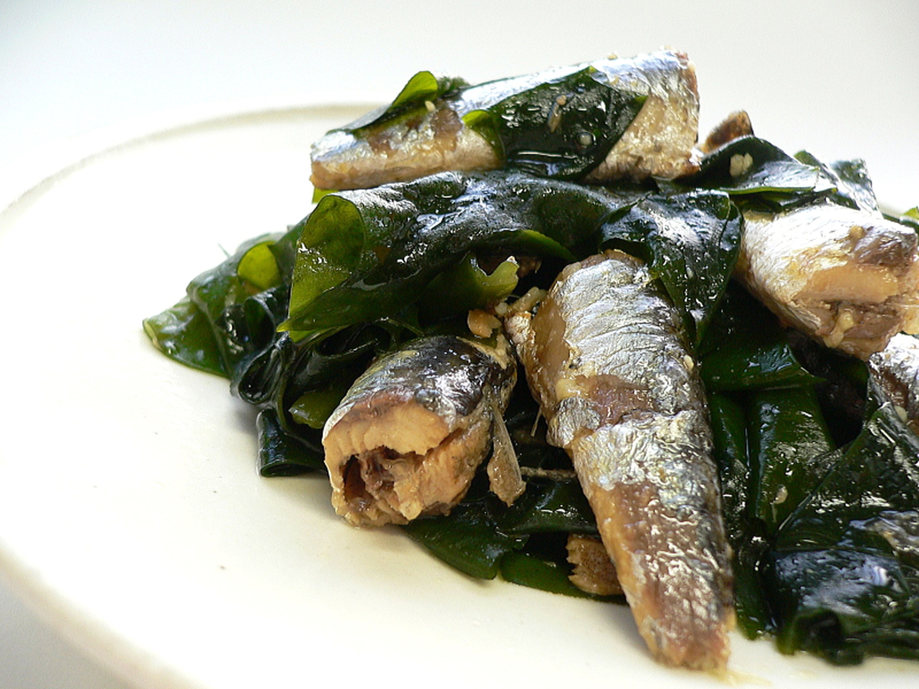 Plato japonés de wakame con sardinas