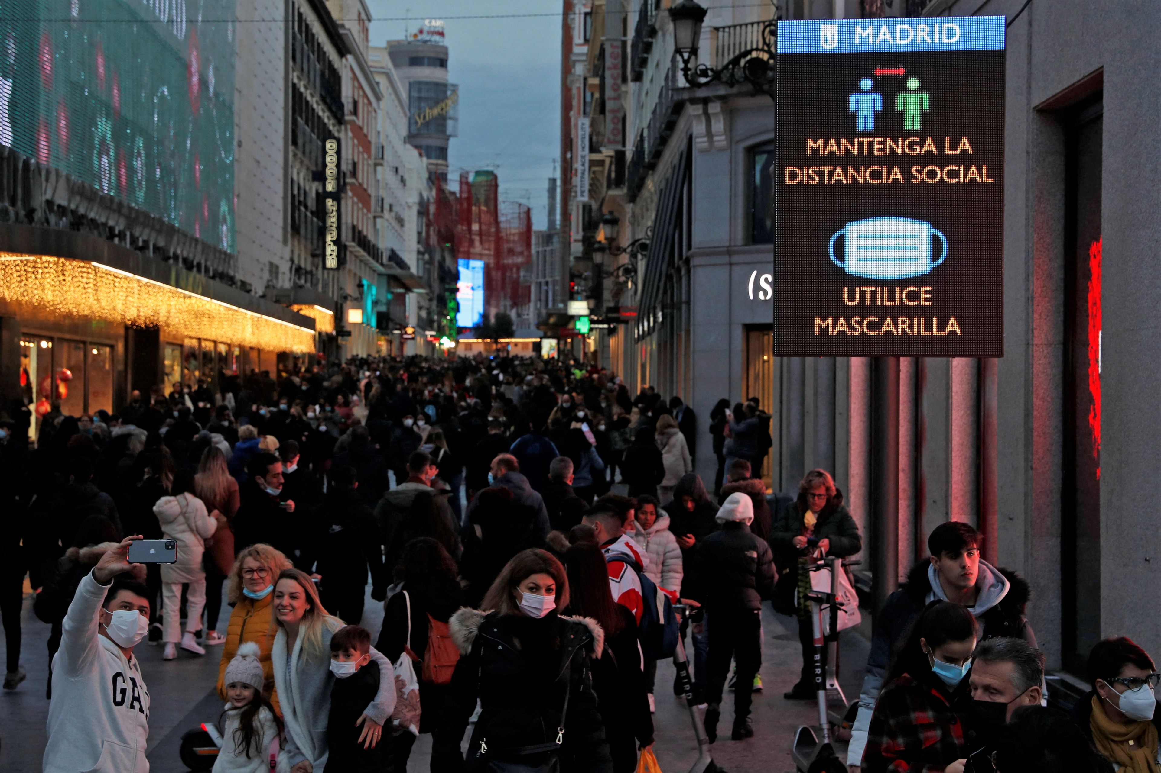 Aglomeración de personas con y sin mascarilla en Madrid, España