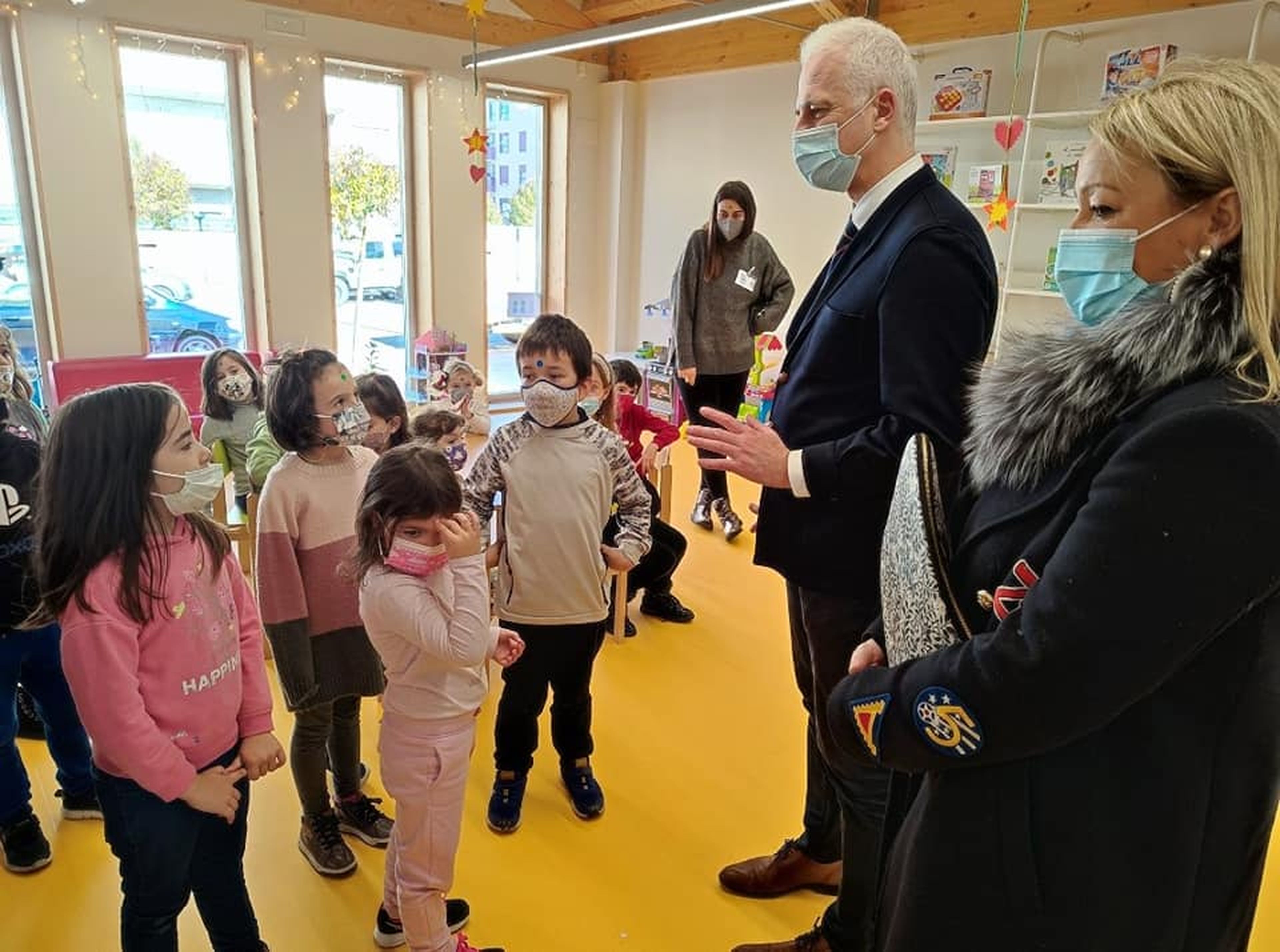 Pablo Hermoso de Mendoza, alcalde de Logroño, en una visita a un centro infanto-juvenil.