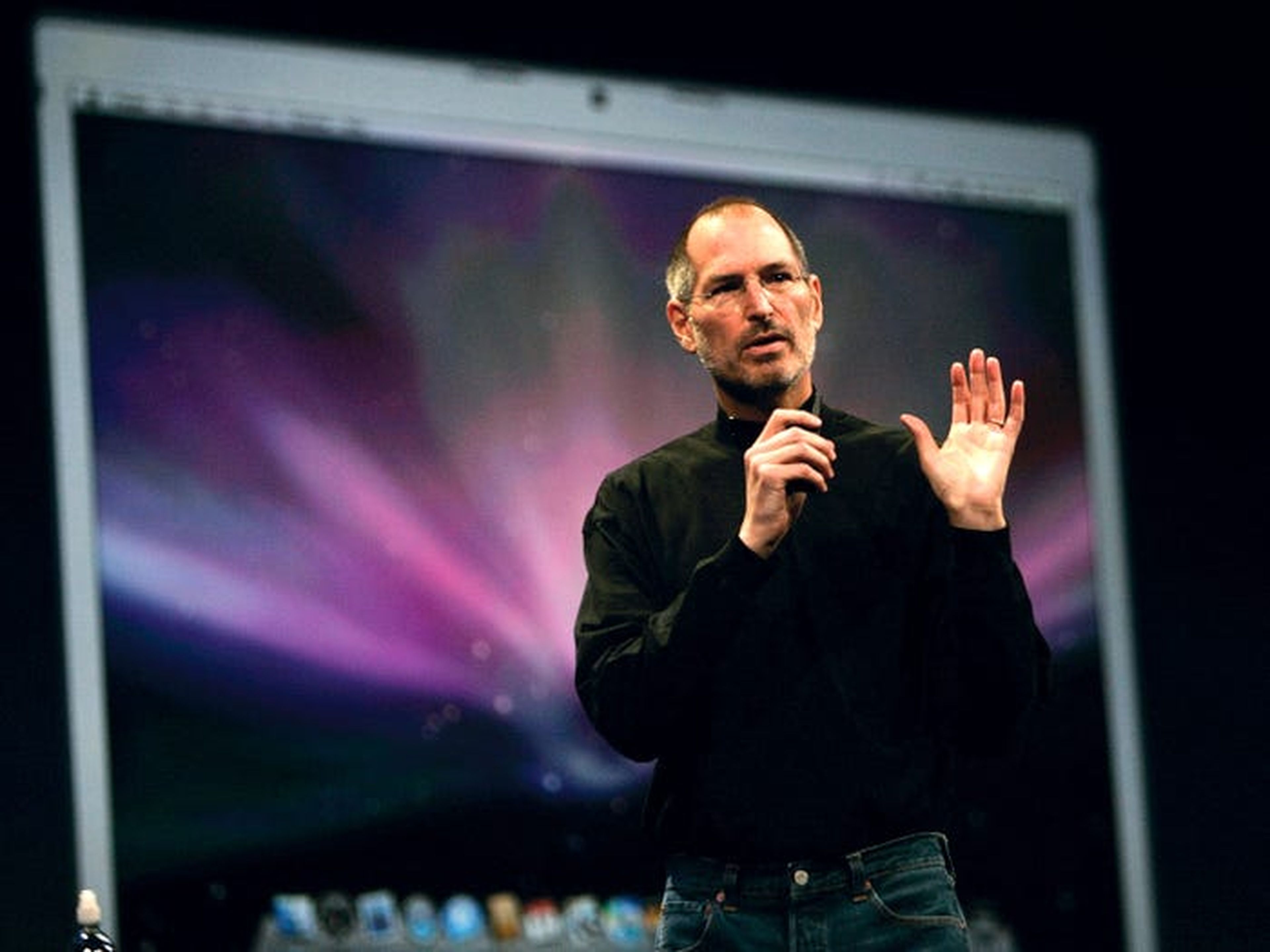 Apple ha publicado un vídeo para conmemorar el décimo aniversario del fallecimiento de Steve Jobs.