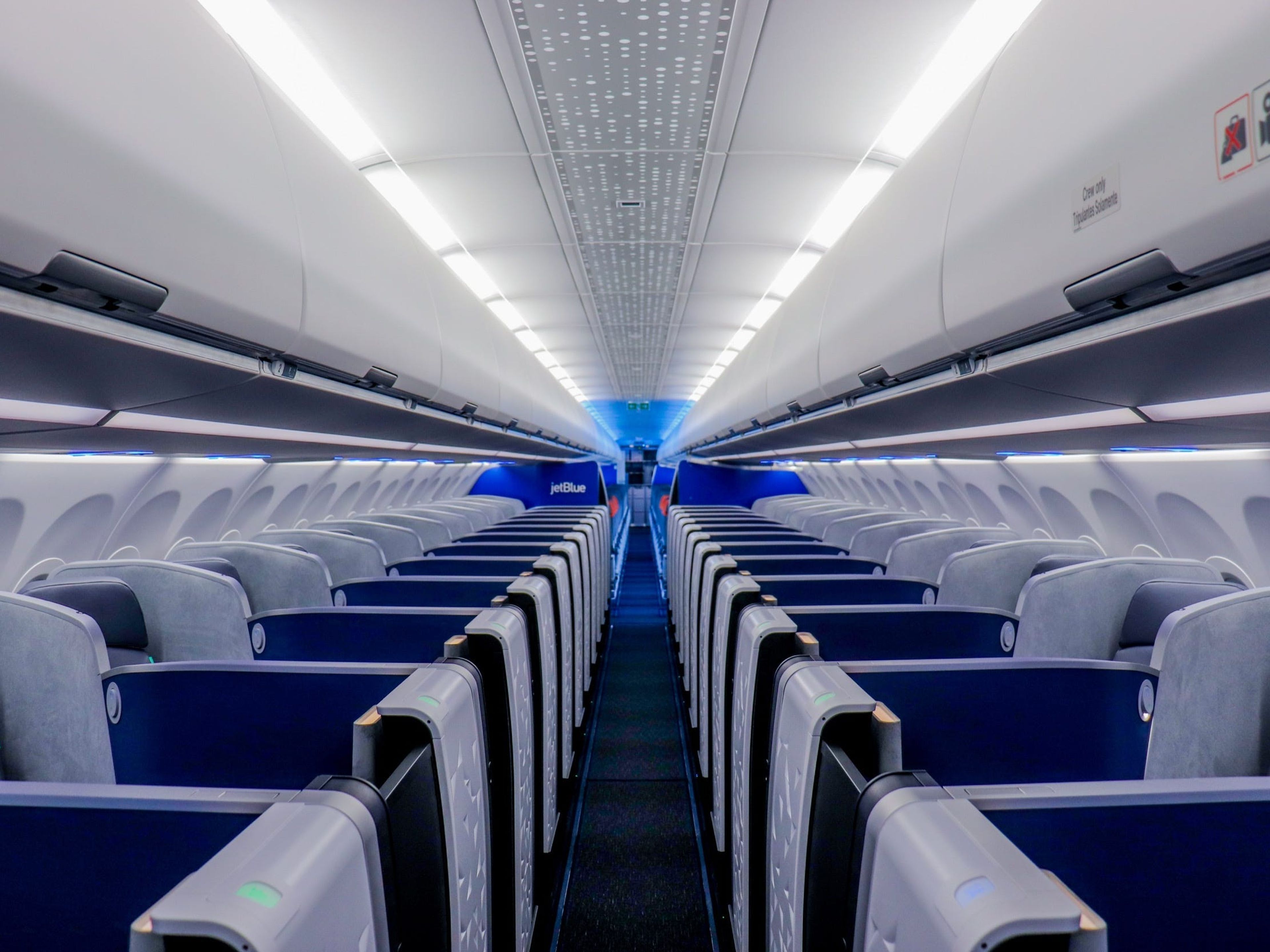 Interior del nuevo Airbus A321neoLR de JetBlue Airways.