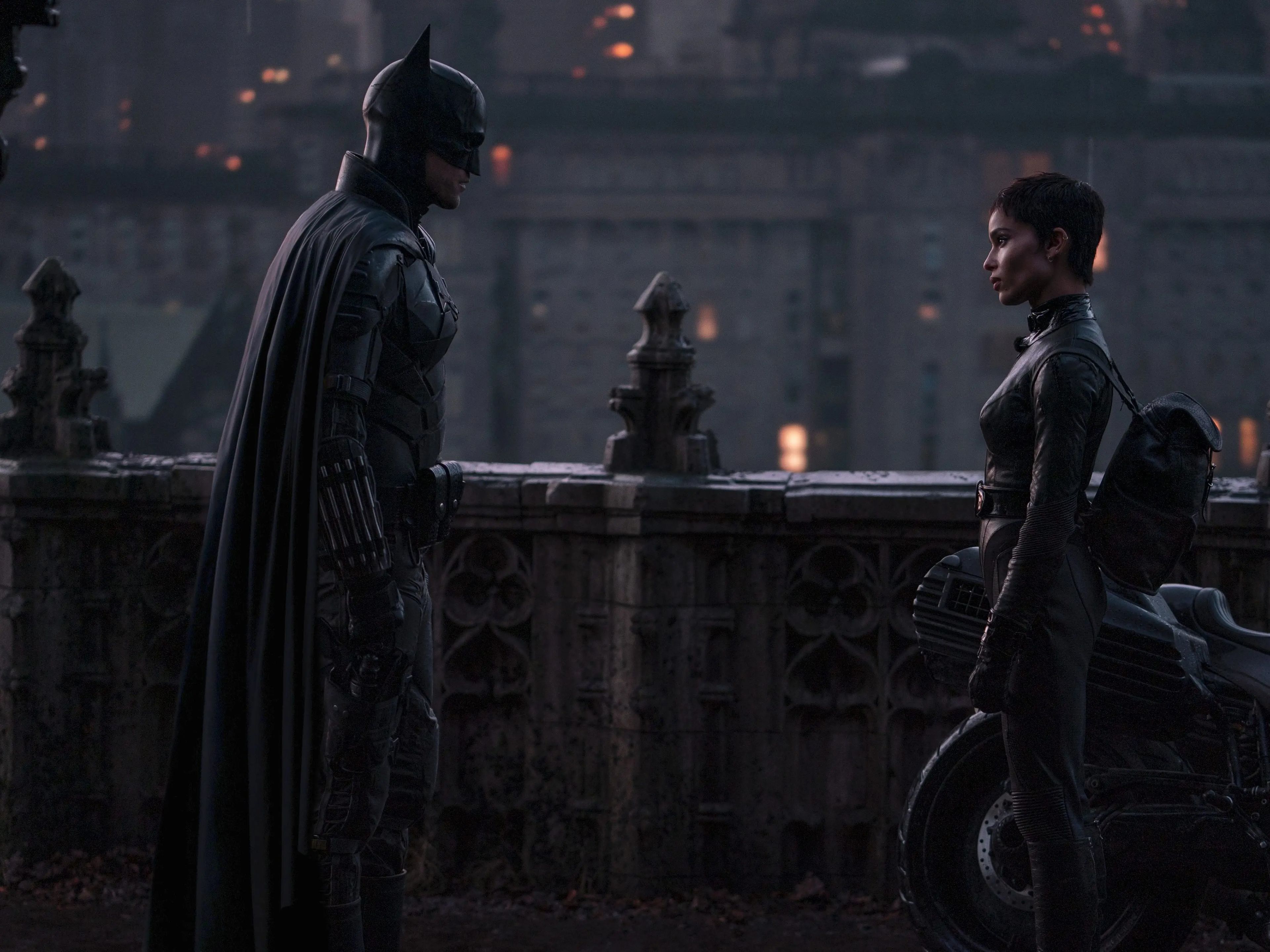Robert Pattinson y Zoë Kravitz como Batman y Selina Kyle.