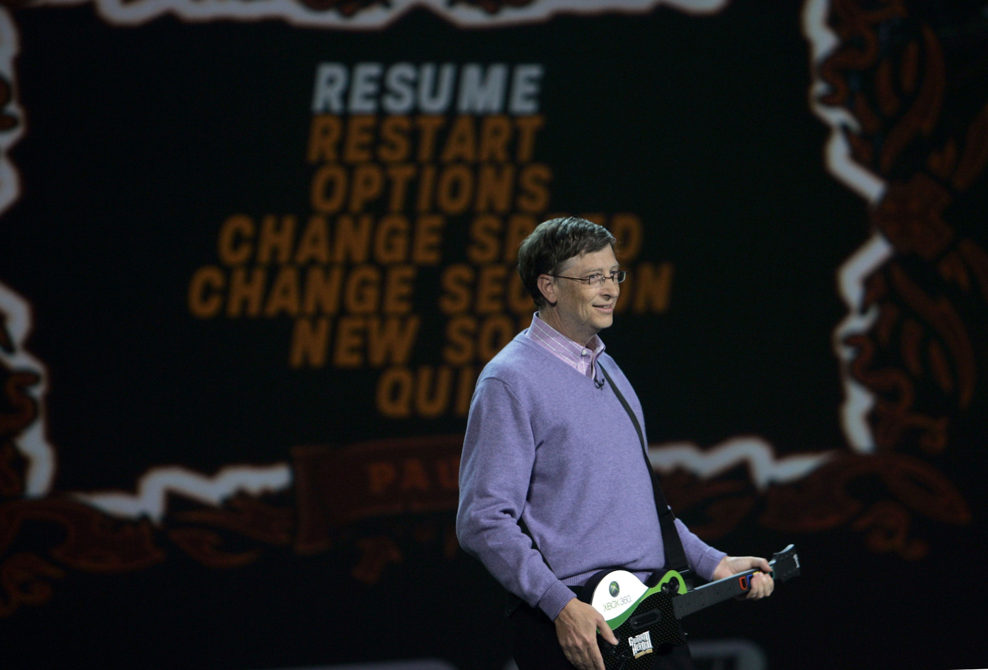 Bill Gates jugando a Guitar Hero en la conferencia del E3 de Microsoft en 2008