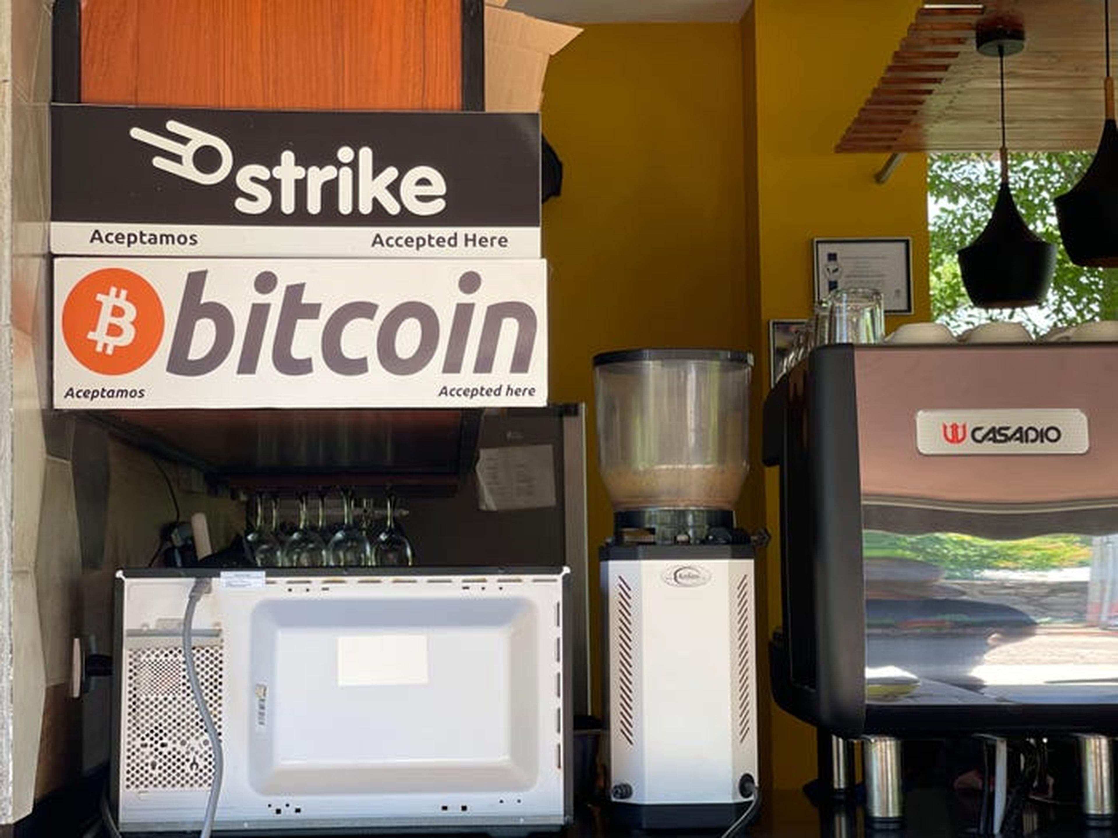 Bitcoin se acepta para una gran variedad de pagos en El Zonte.