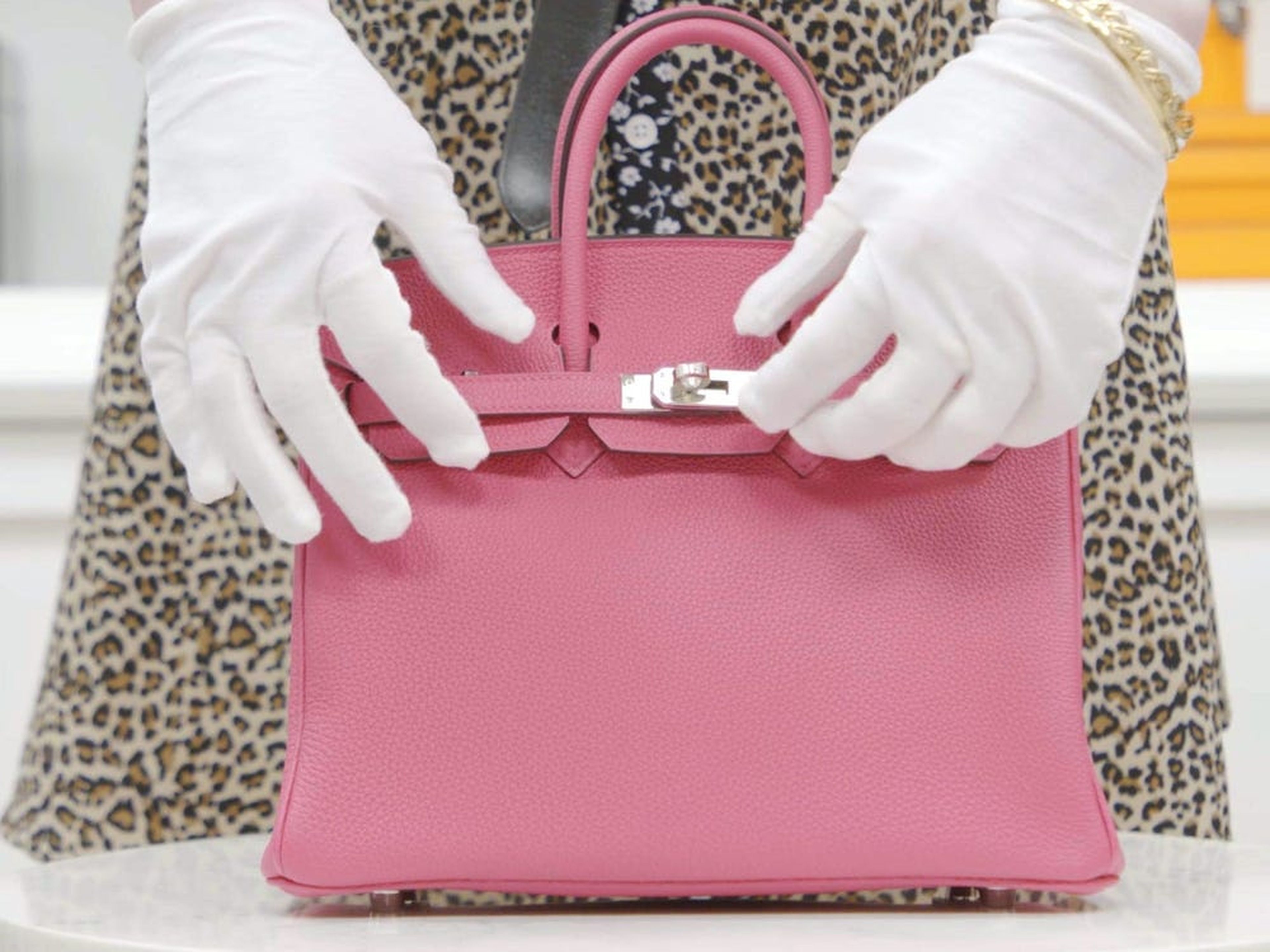 Un bolso Birkin rosa de Hermès.