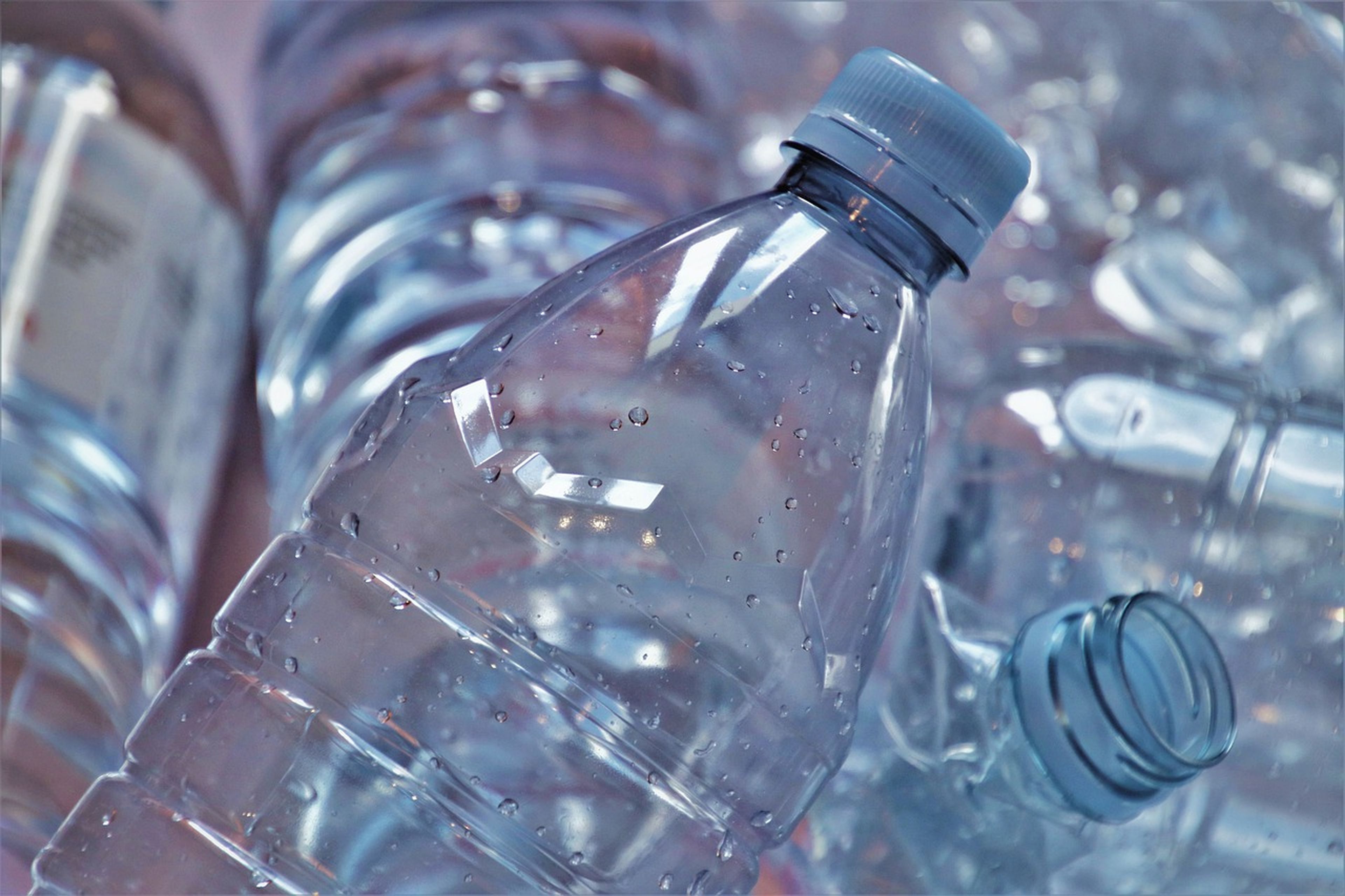 Cómo limpiar las botellas de agua reutilizables para mantenerlas  higienizadas y libres de malos olores