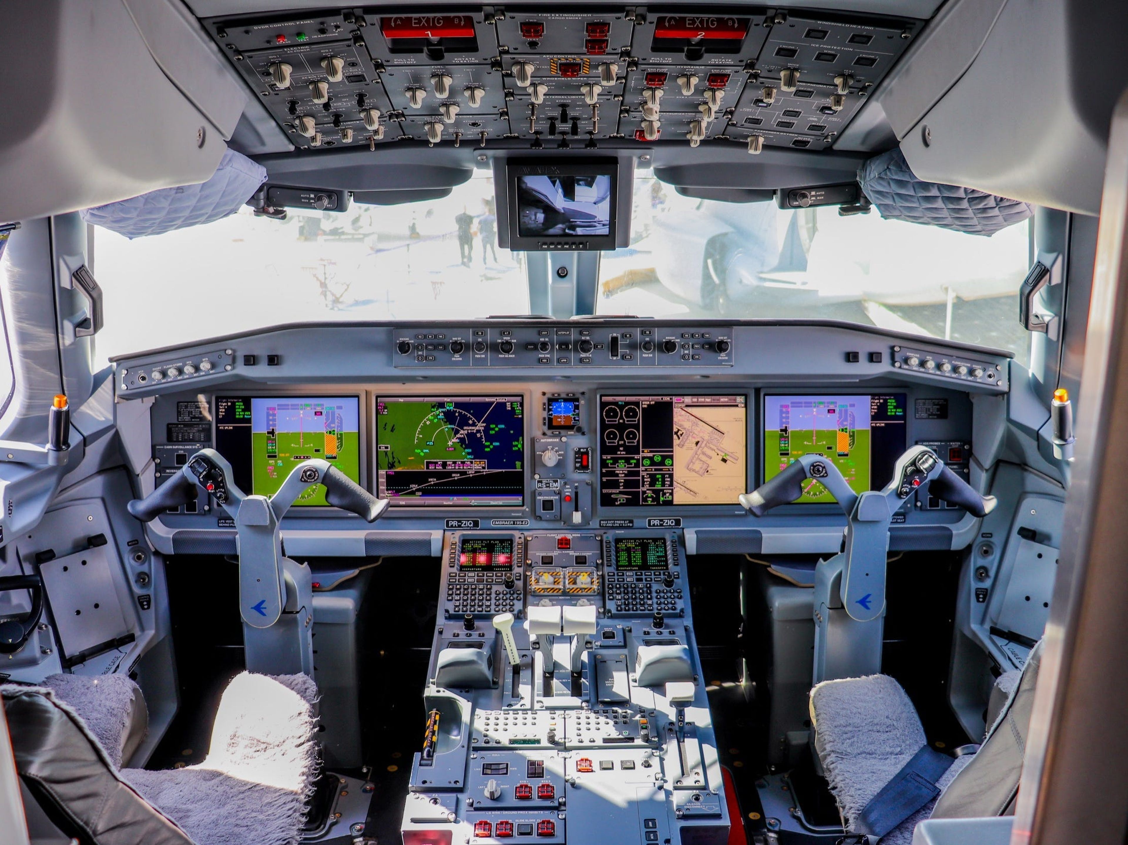 Un avión de demostración Embraer E195-E2 apodado "cazador de ganancias" en Dubai Airshow 2021.