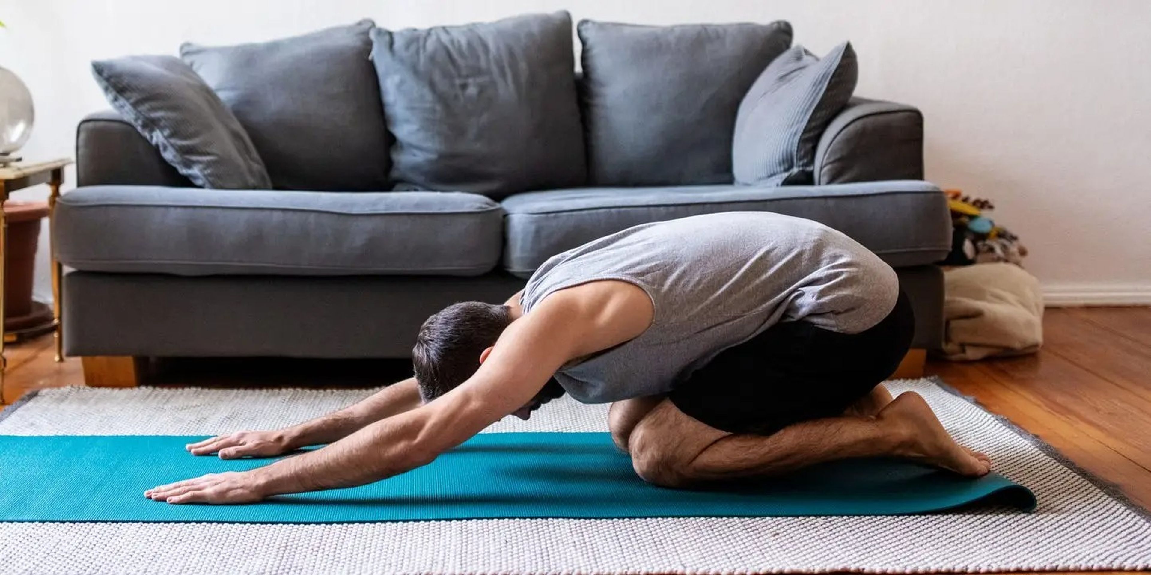 Las asanas de yoga, como la postura del niño, pueden ayudar con los síntomas del síndrome del intestino irritable (SII) y los gases.